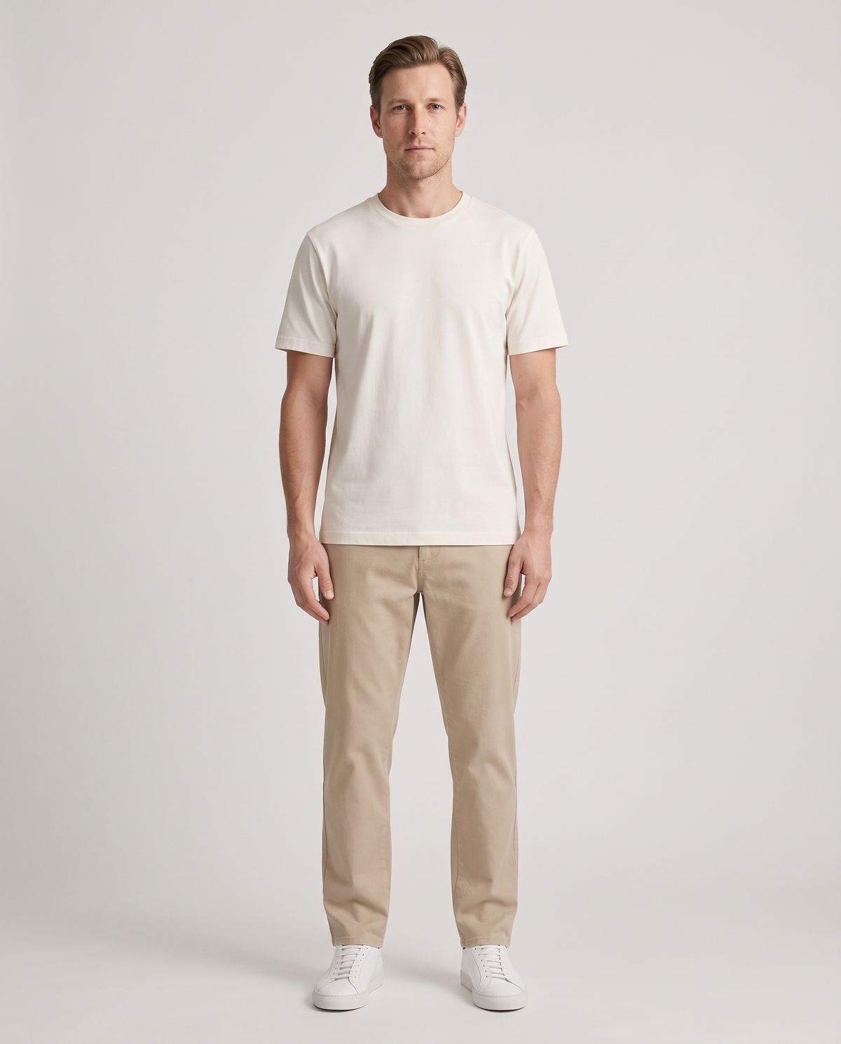 EAZEN Essential Tee - Off White - Model Thijs Studio Front