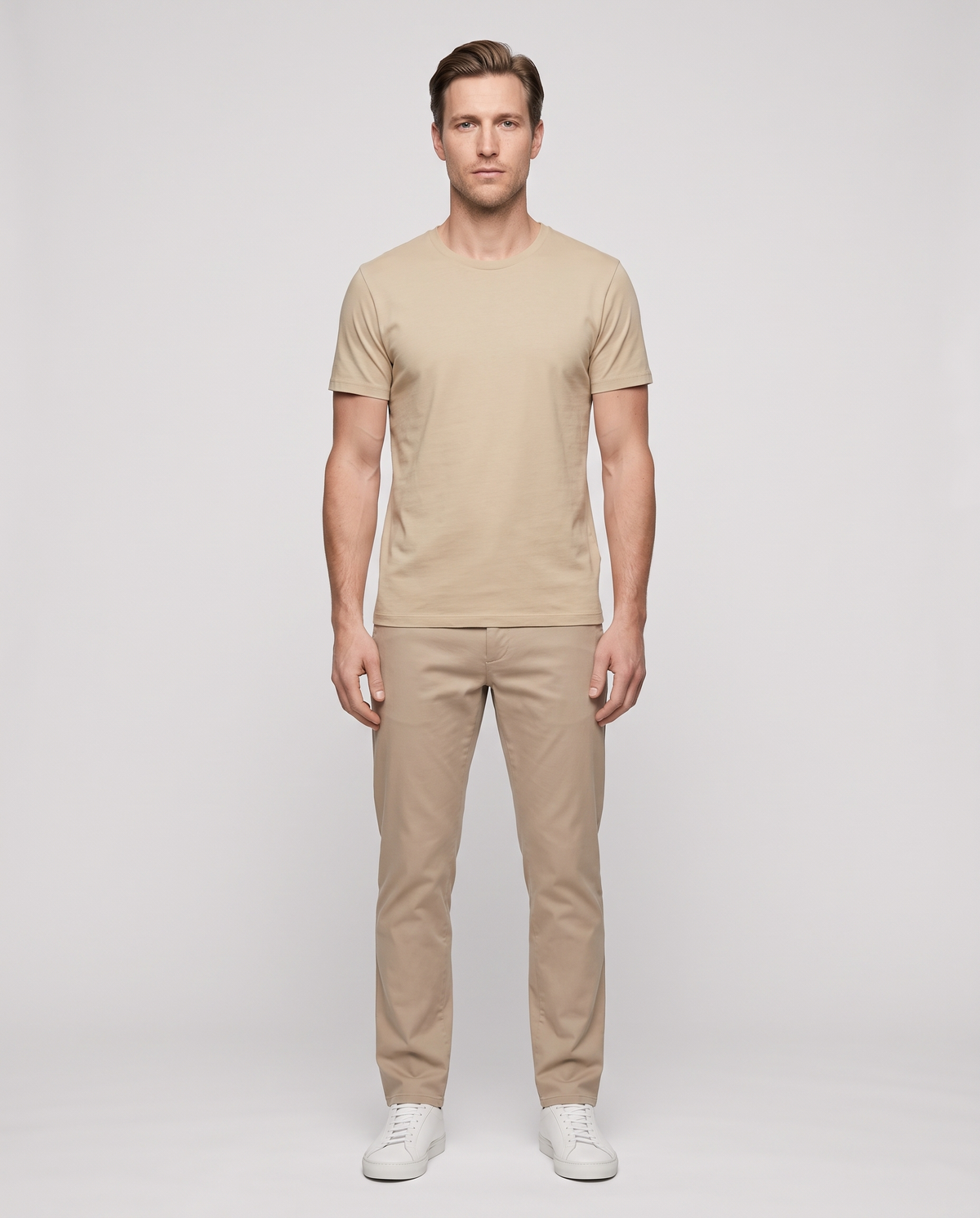 EAZEN Essential Tee - Sand - Model Thijs Studio Front