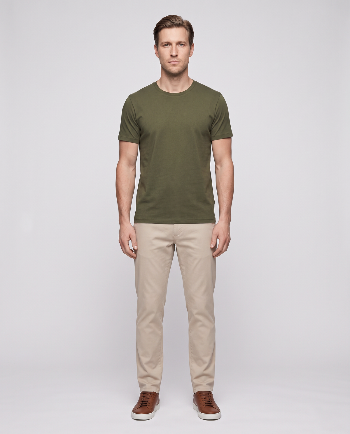 EAZEN Essential Tee - Olive - Model Thijs Studio Front