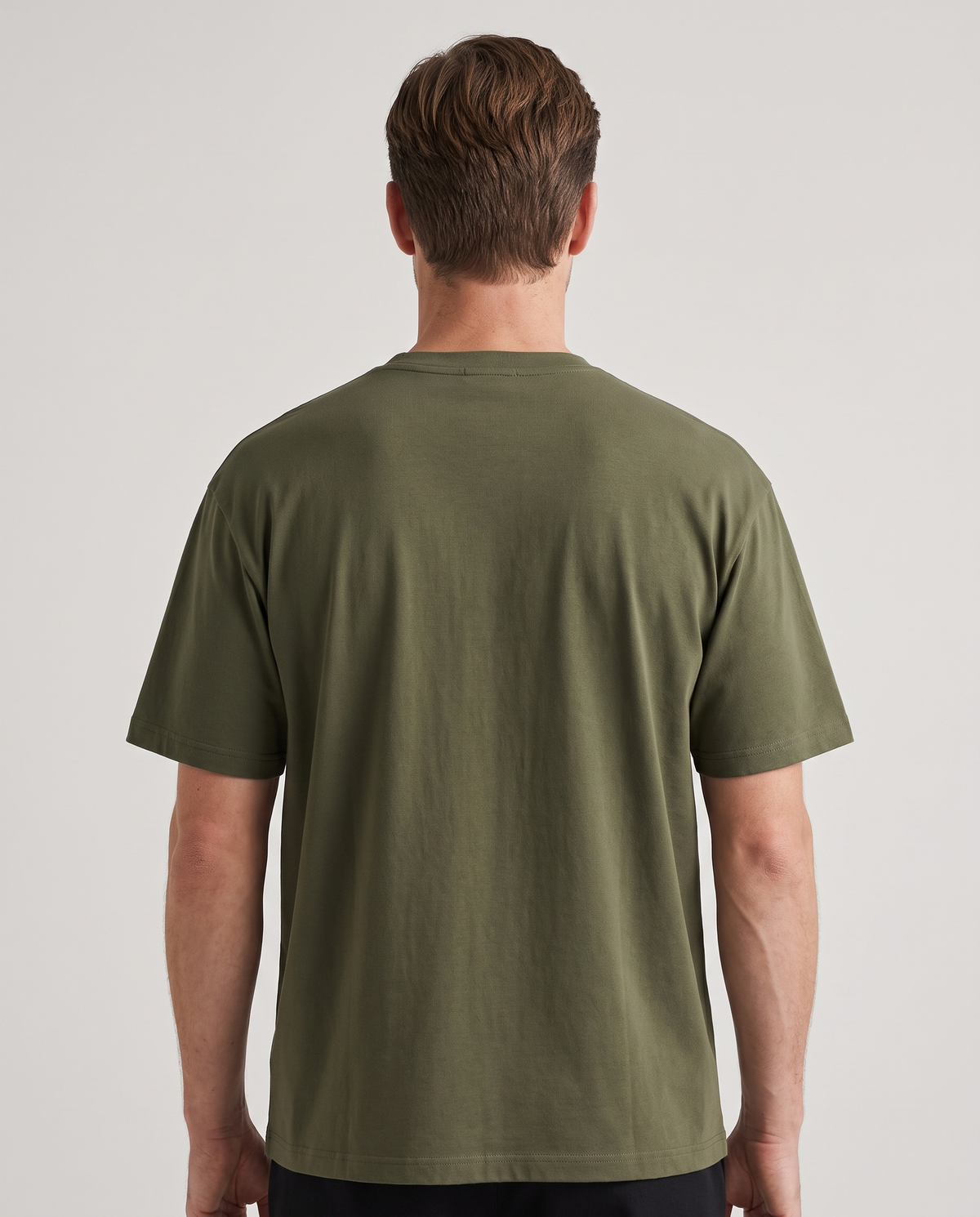EAZEN Essential Tee - Olive - Model Thijs Studio Back