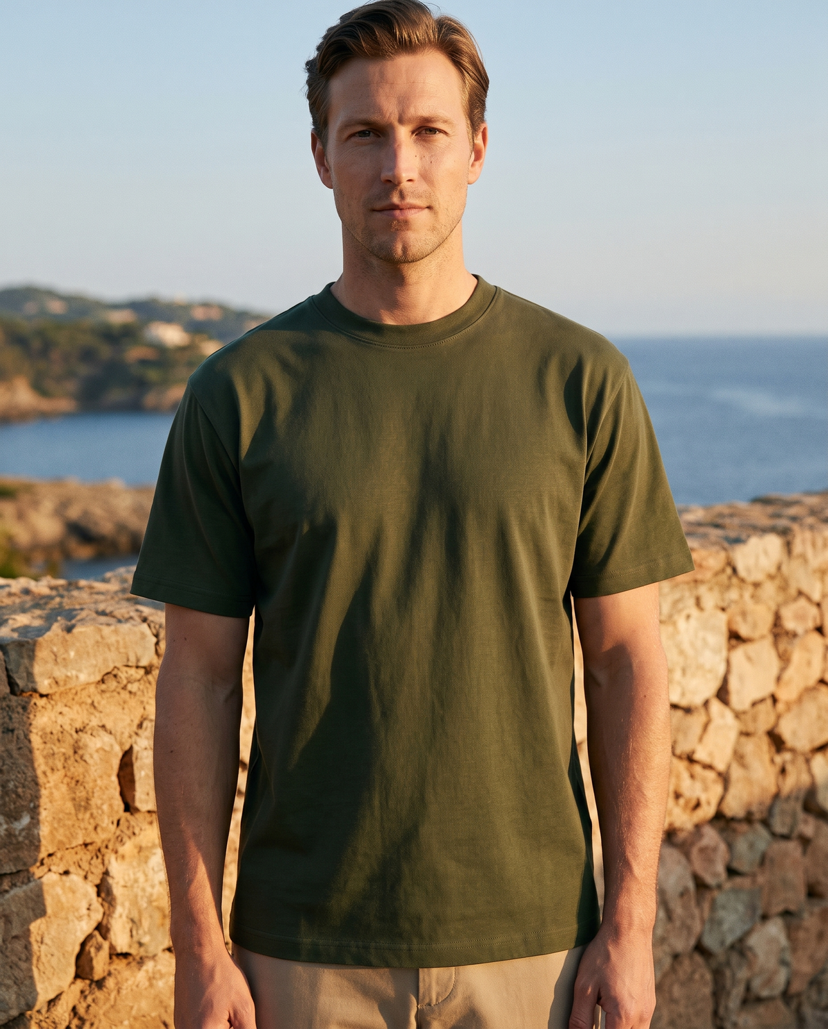 EAZEN Essential Tee - Olive - Model Thijs Outdoor Upper Body