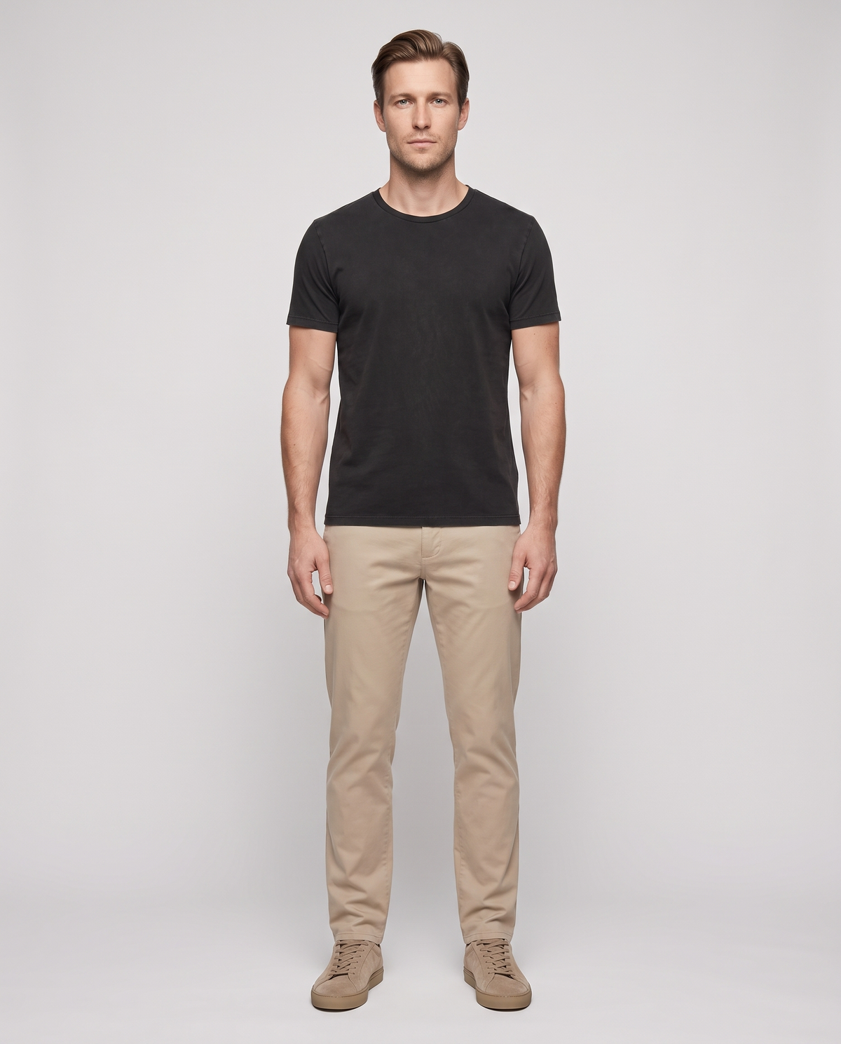 EAZEN Essential Tee - Washed Black - Model Thijs Studio Front