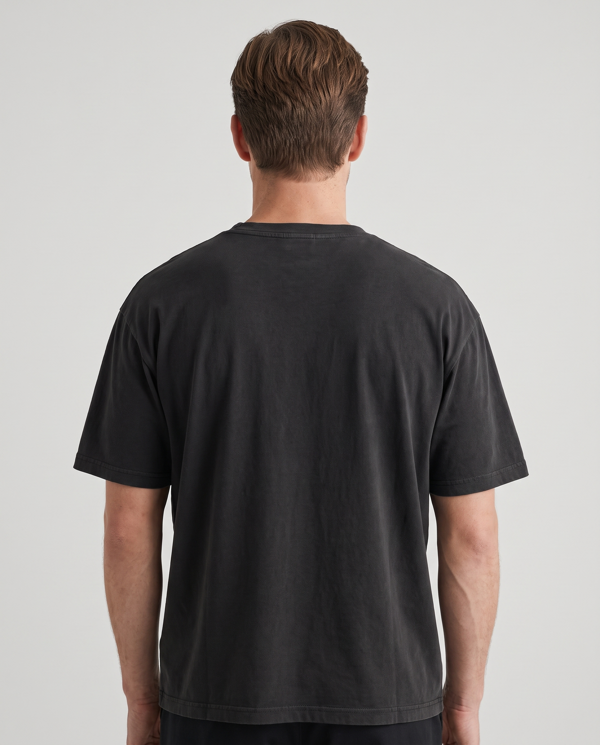 EAZEN Essential Tee - Washed Black - Model Thijs Studio Back