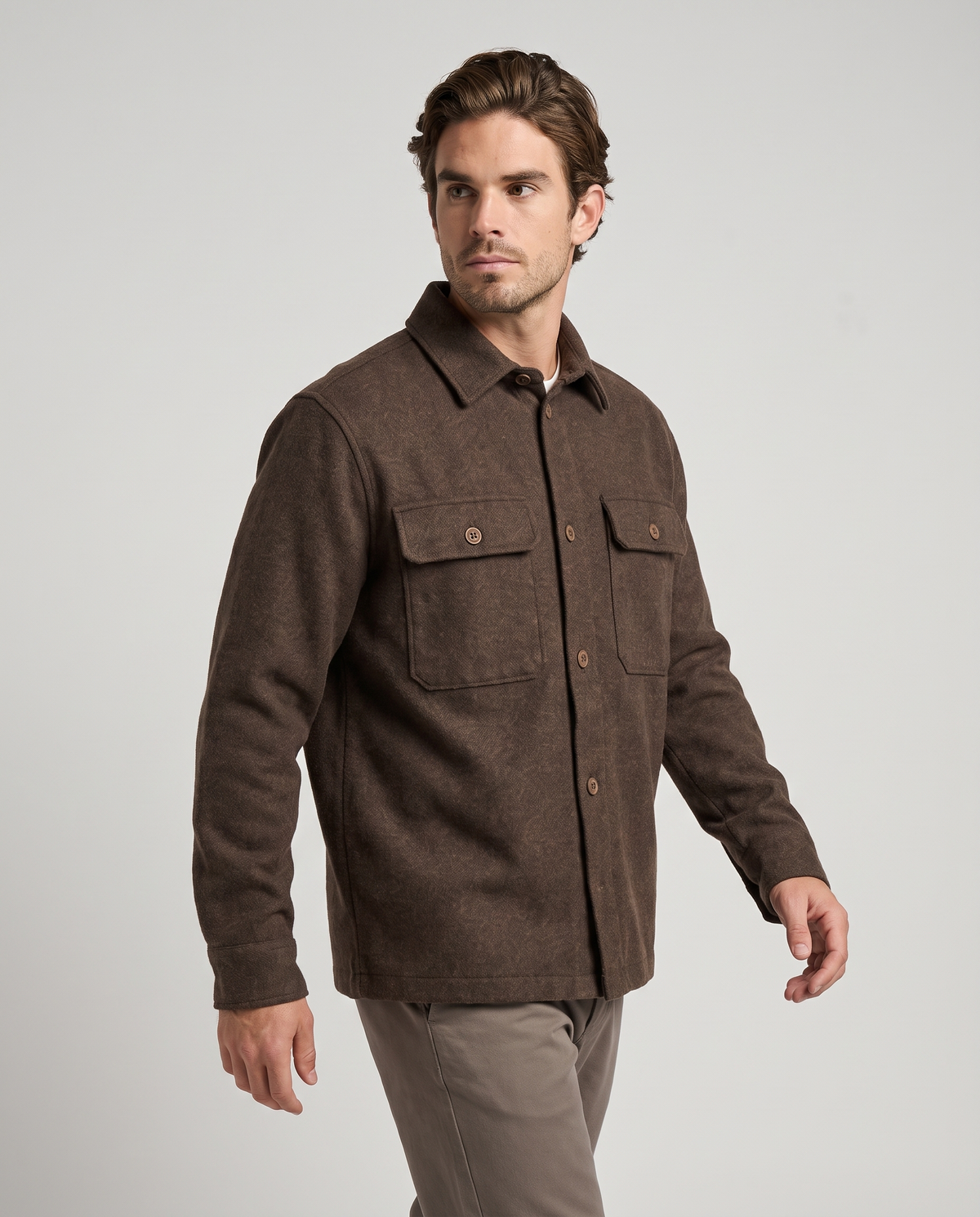 EAZEN Overshirt – Chocolate Brown – studio – model EAZEN-Vriend