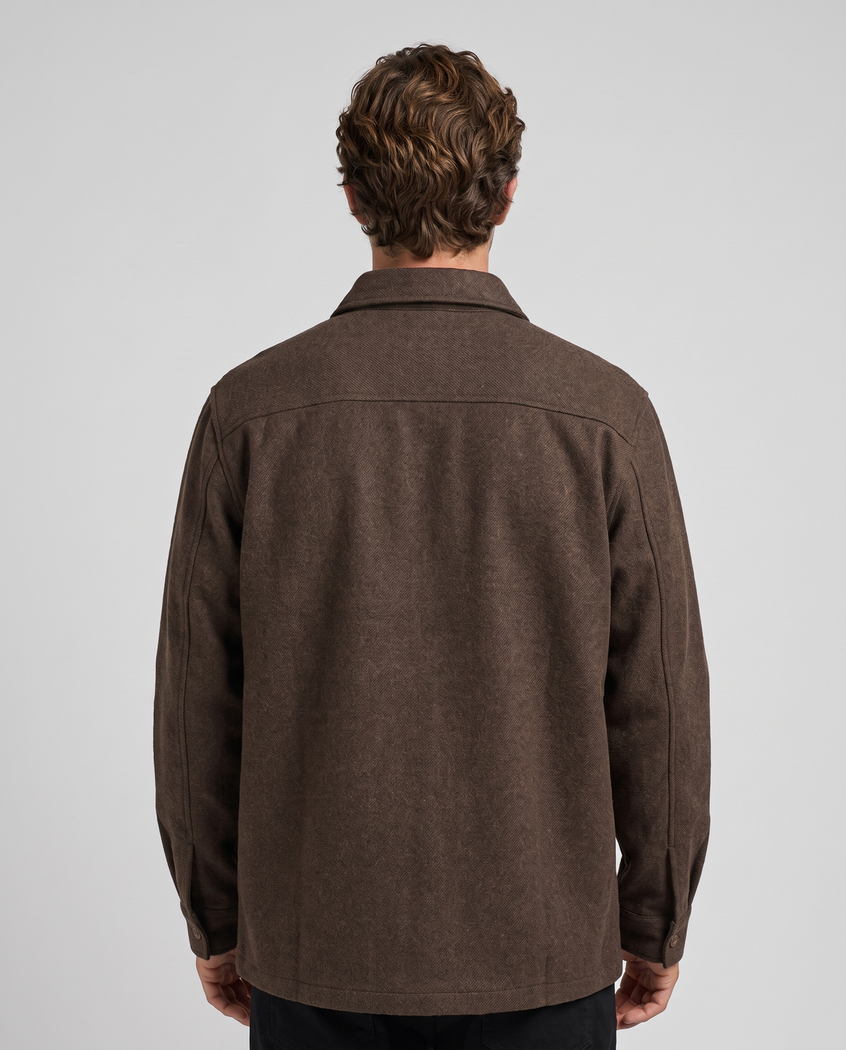 EAZEN Overshirt – Chocolate Brown – studio – model EAZEN-Vriend