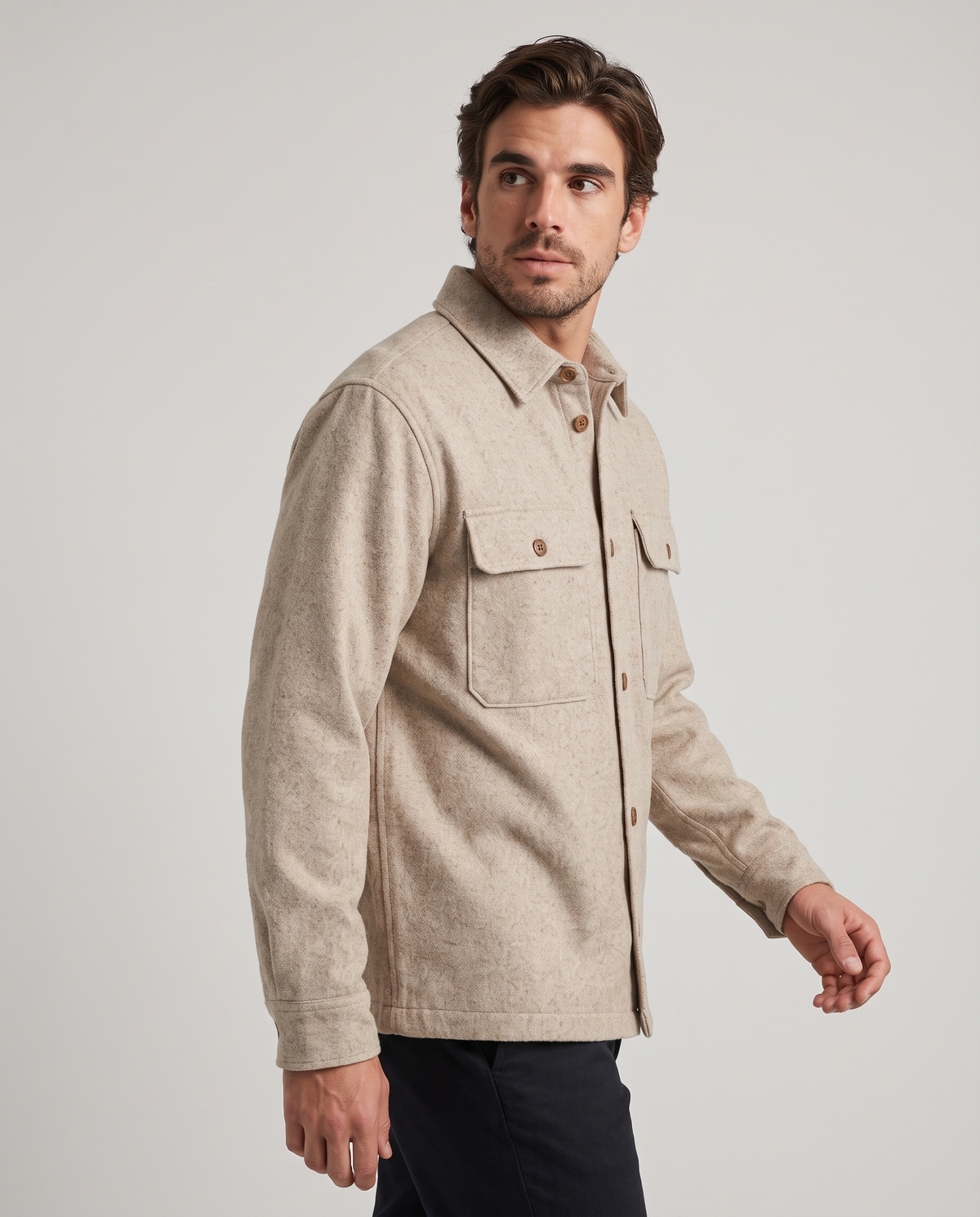 EAZEN Overshirt – Sand – studio – model EAZEN-Vriend