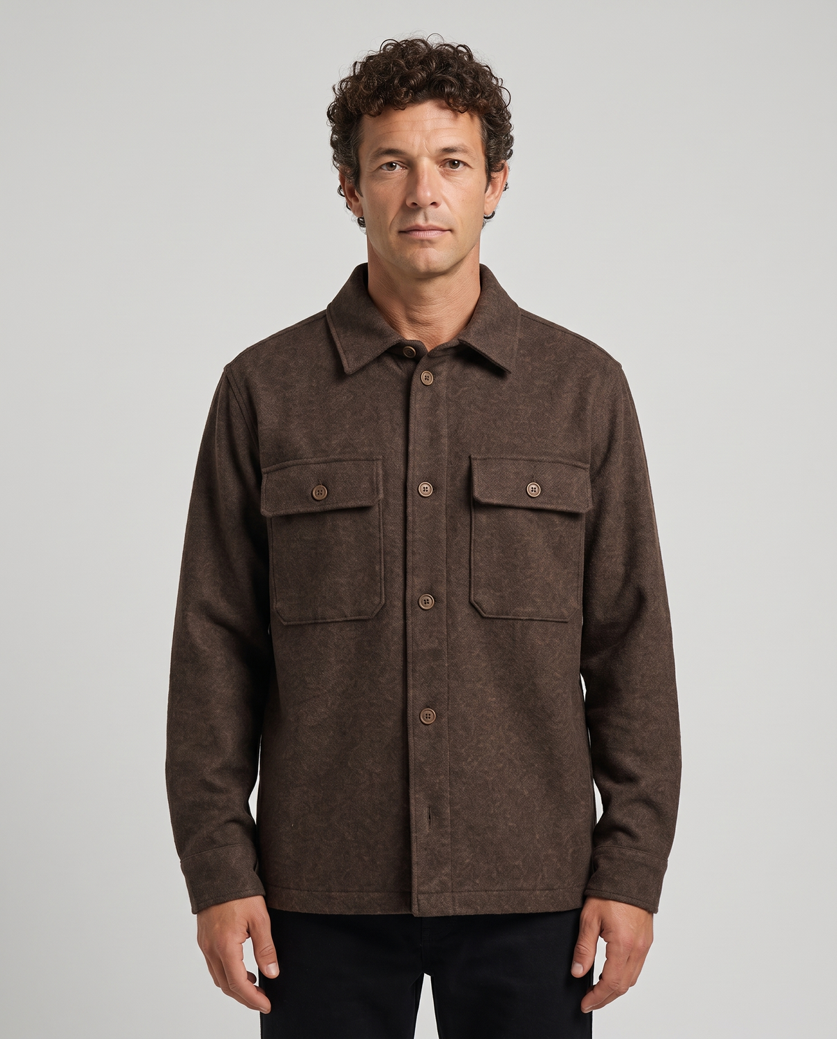 EAZEN Overshirt – Chocolate Brown – studio – model EAZEN-Vriend