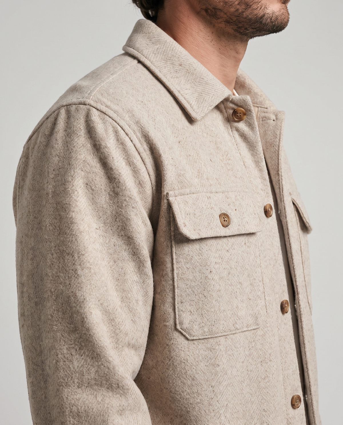 EAZEN Overshirt – Sand – studio – model EAZEN-Vriend