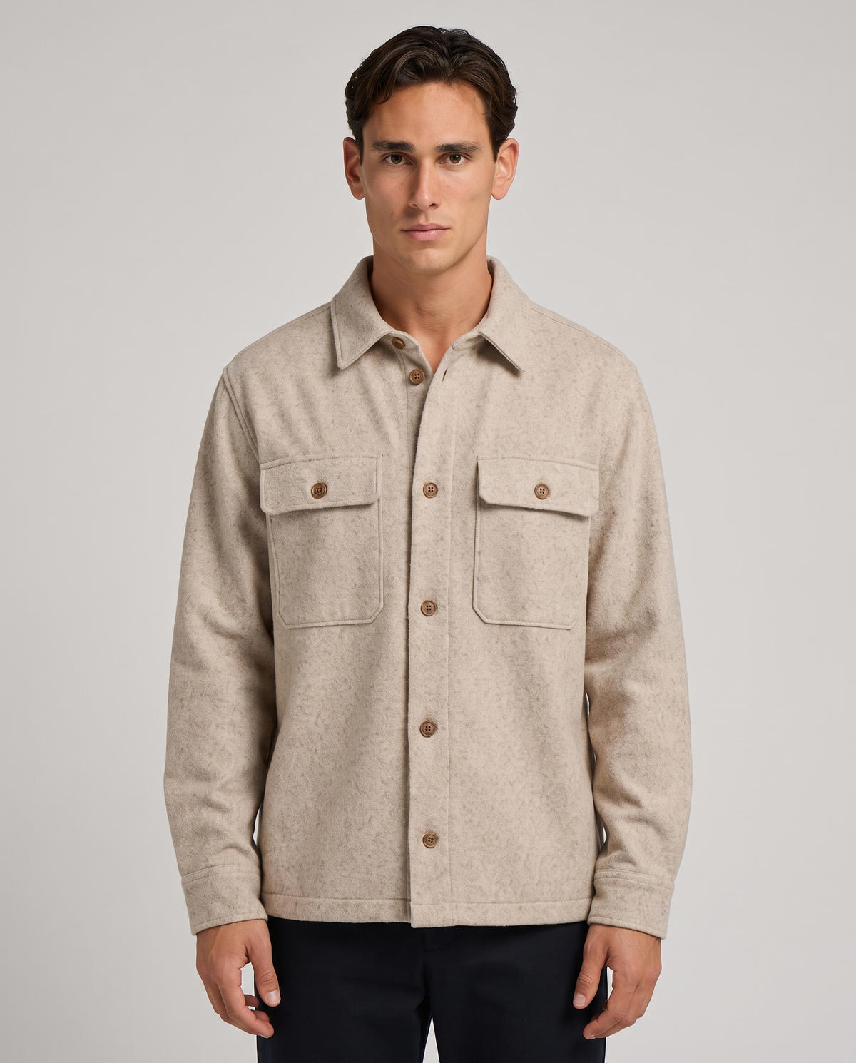 EAZEN Overshirt – Sand – studio – model EAZEN-Vriend