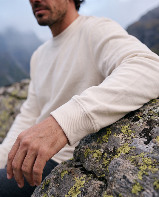 EAZEN Longsleeve – Off White – outdoor – close-up – no print