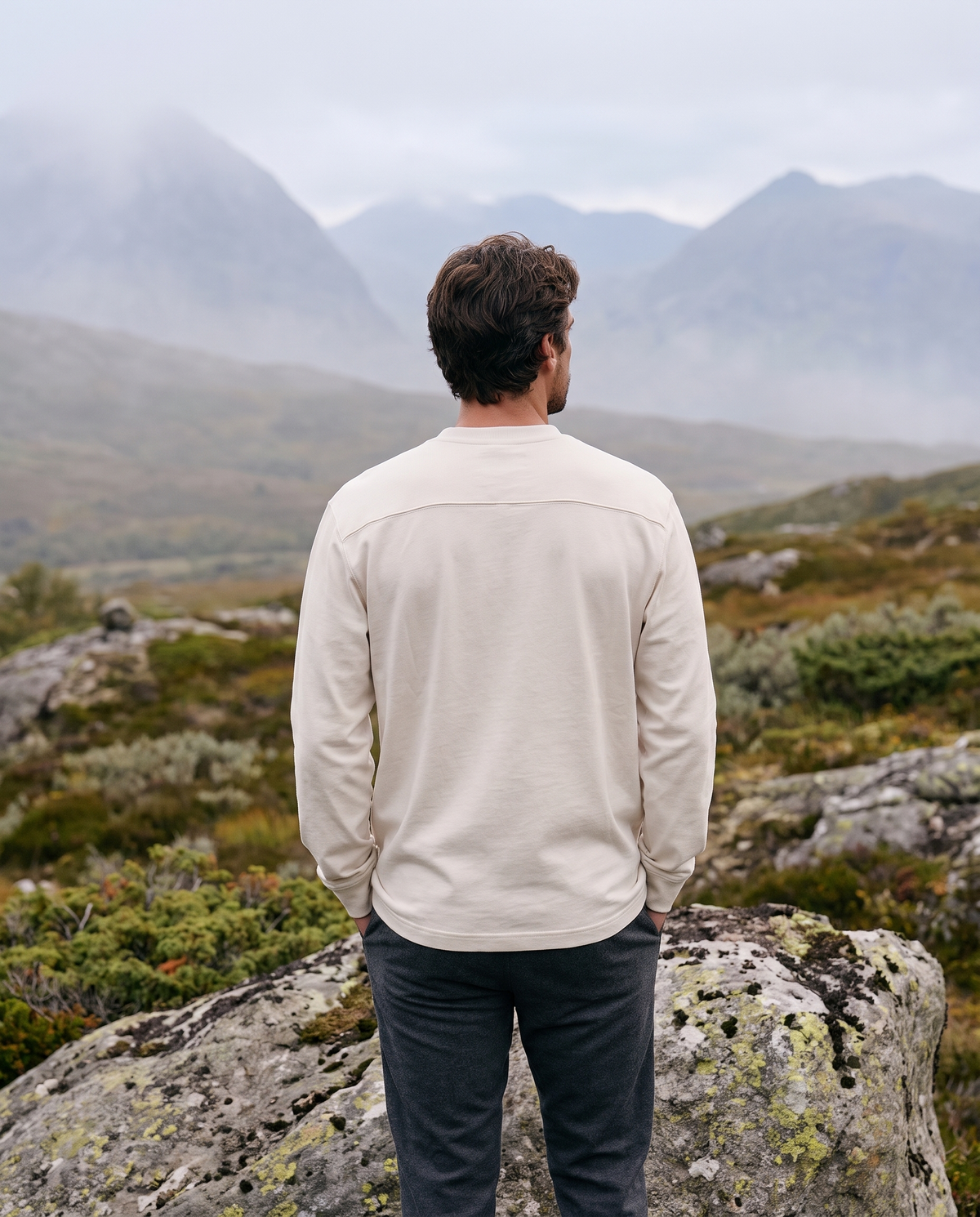 EAZEN Longsleeve – Off White – outdoor – back – no print