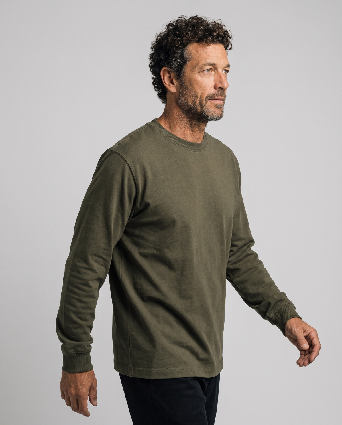 EAZEN Longsleeve – Olive – studio – front – no print