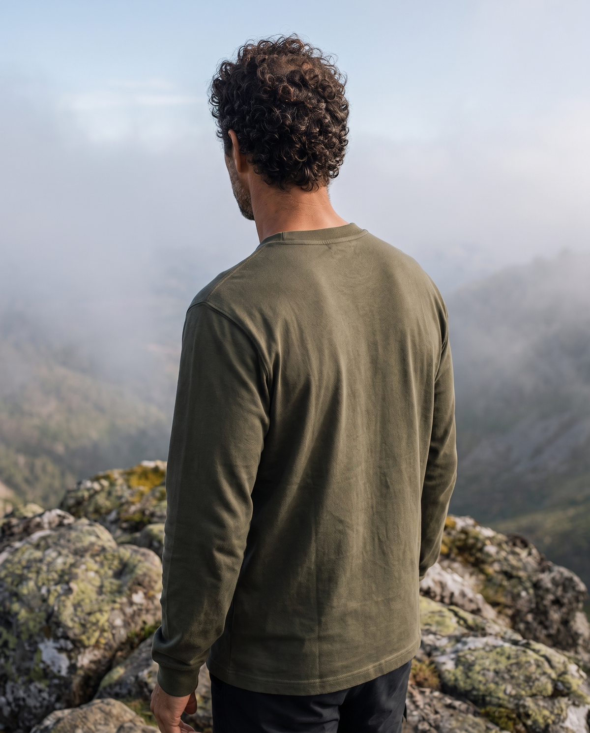 EAZEN Longsleeve – Olive – outdoor – back – no print