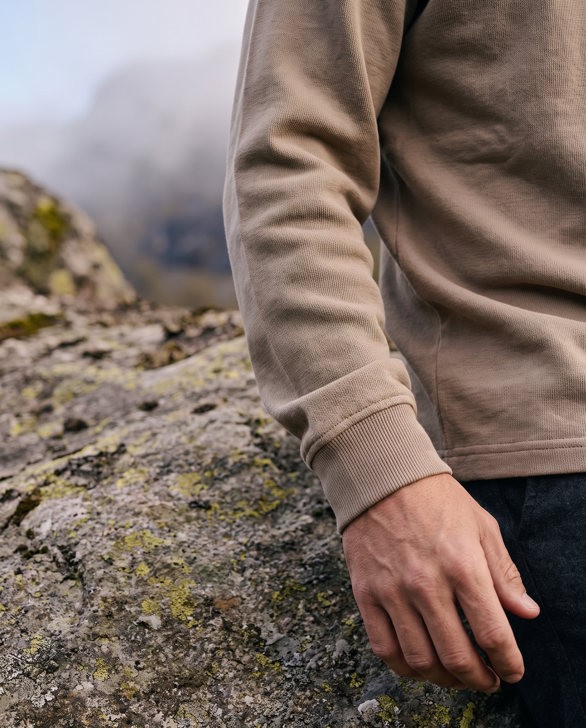 EAZEN Longsleeve – Sand – outdoor – close-up – no print