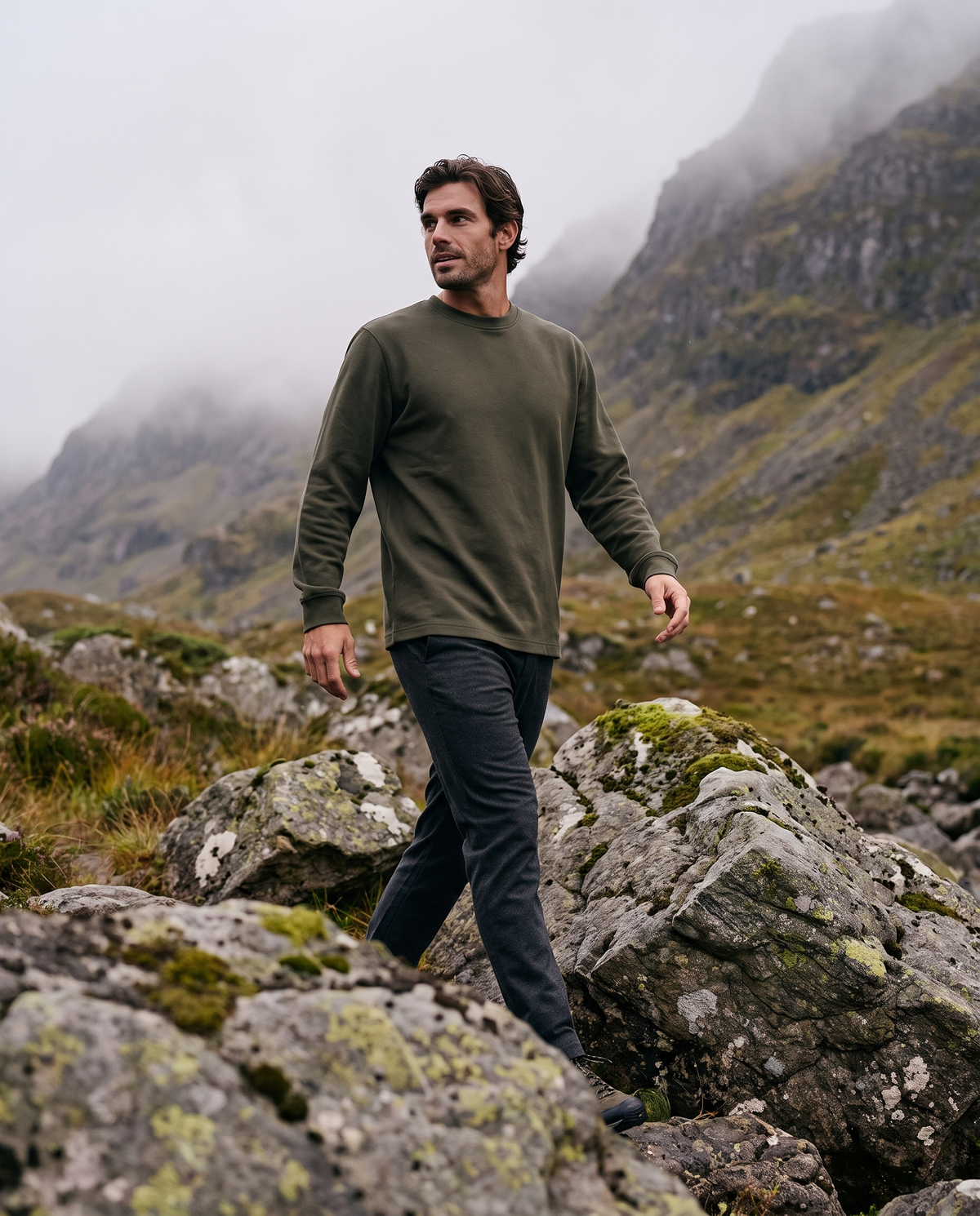 EAZEN Longsleeve – Olive – outdoor – front – no print