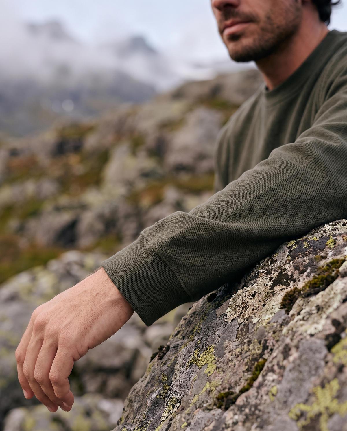 EAZEN Longsleeve – Olive – outdoor – close-up – no print