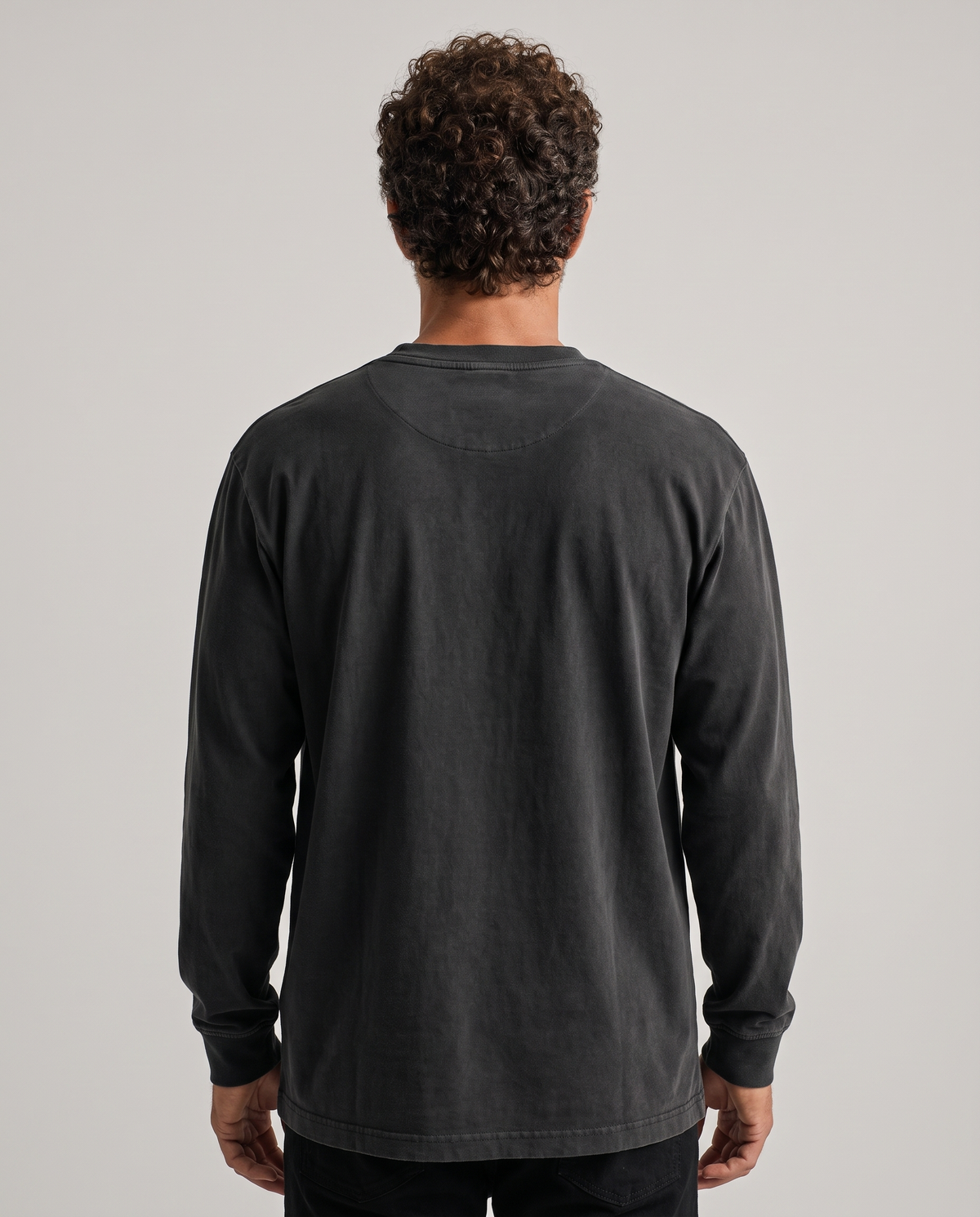 EAZEN Longsleeve – Washed Black – studio – back – no print