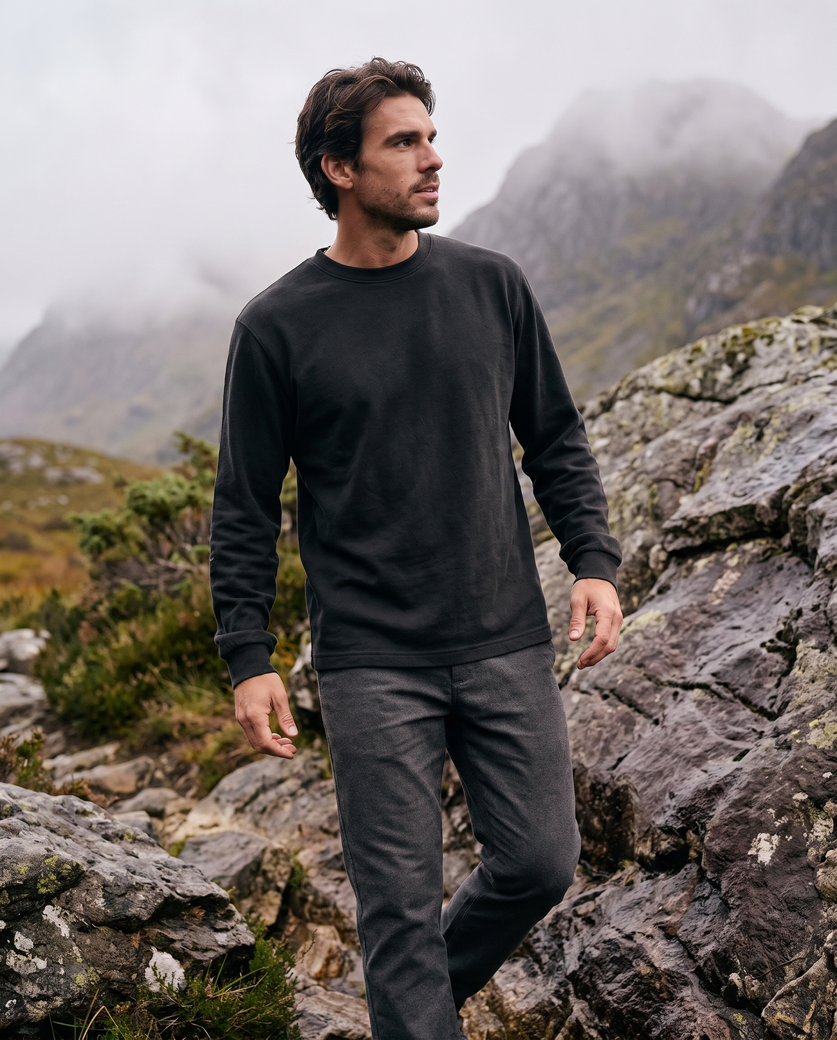 EAZEN Longsleeve – Washed Black – outdoor – front – no print