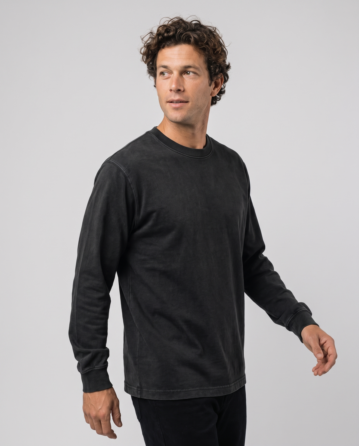 EAZEN Longsleeve – Washed Black – studio – front – no print
