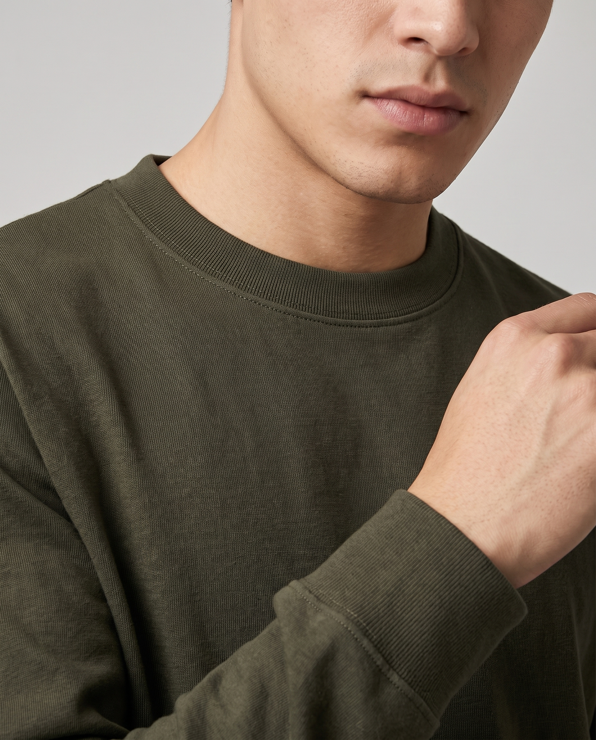 EAZEN Longsleeve – Olive – studio – close-up – no print