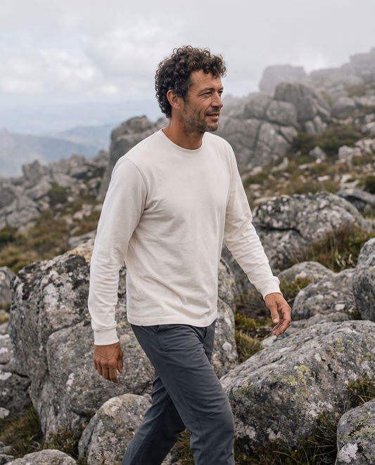 EAZEN Longsleeve – Off White – outdoor – front – no print