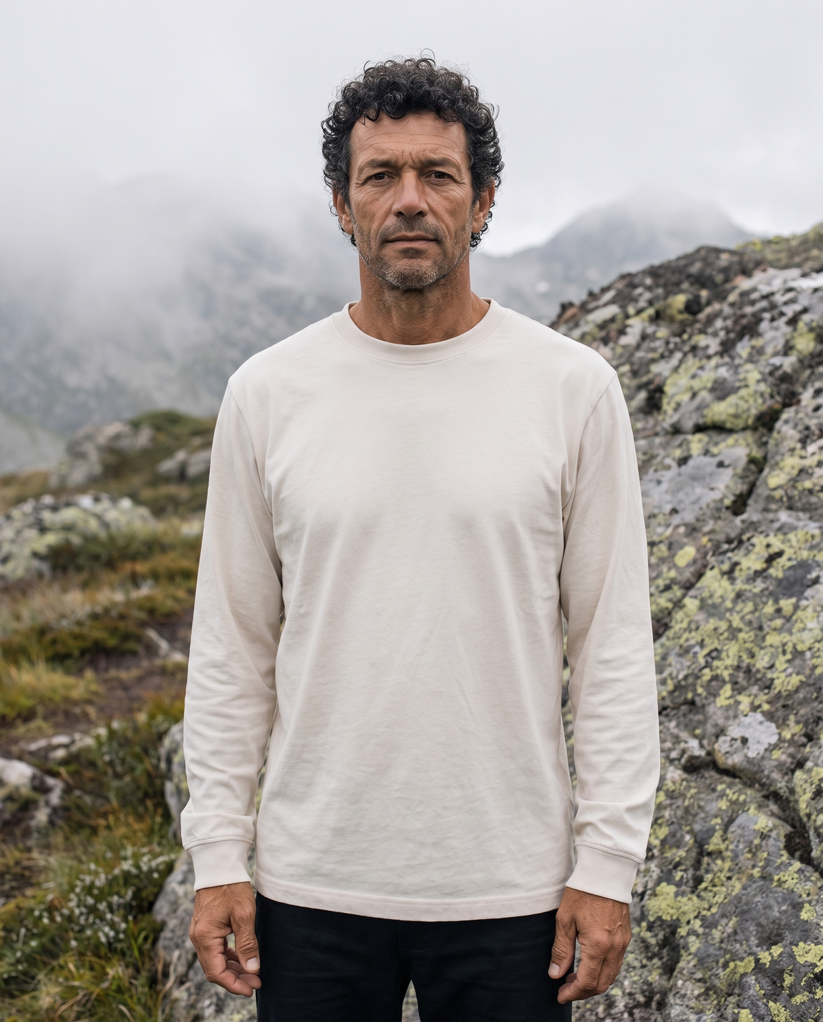 EAZEN Longsleeve – Off White – outdoor – front – no print