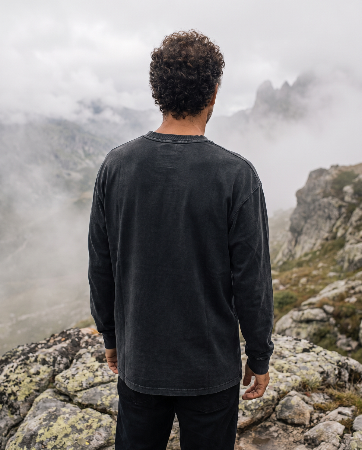 EAZEN Longsleeve – Washed Black – outdoor – back – no print