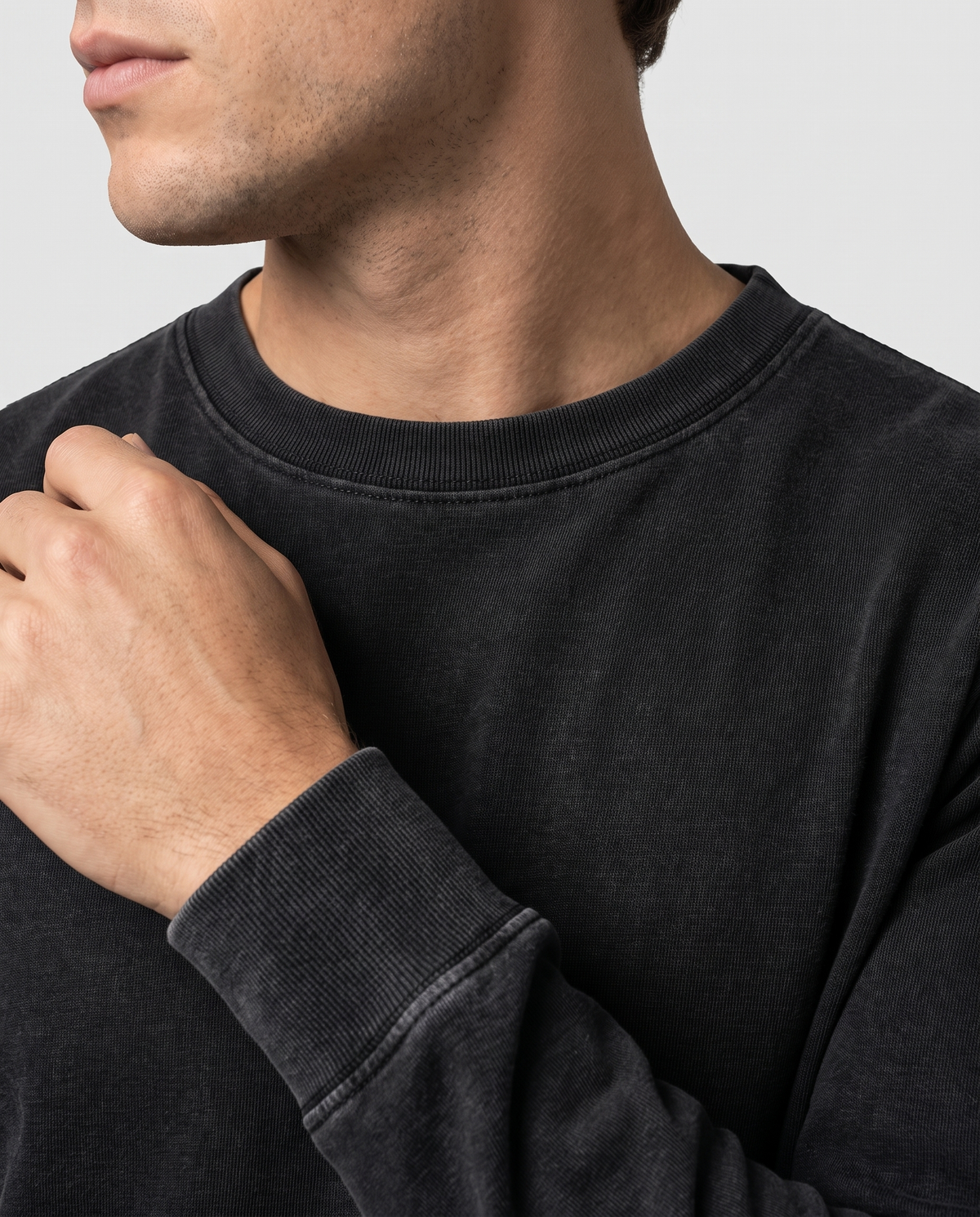 EAZEN Longsleeve – Washed Black – studio – close-up – no print