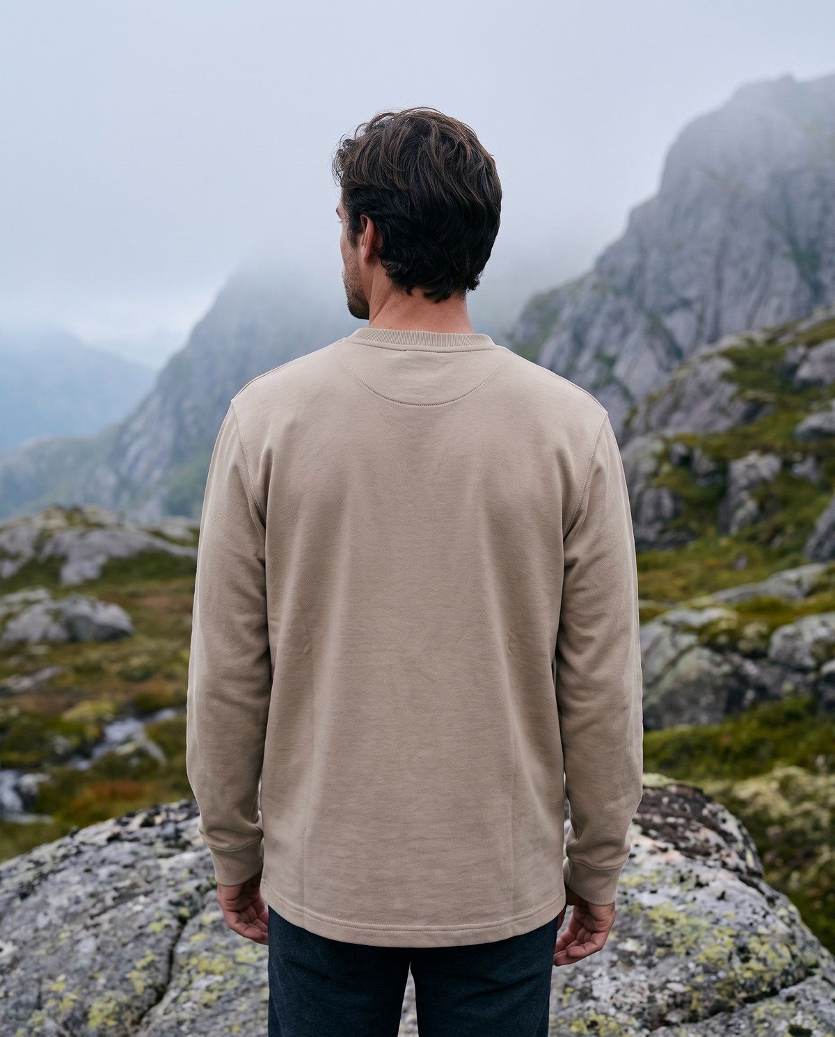 EAZEN Longsleeve – Sand – outdoor – back – no print