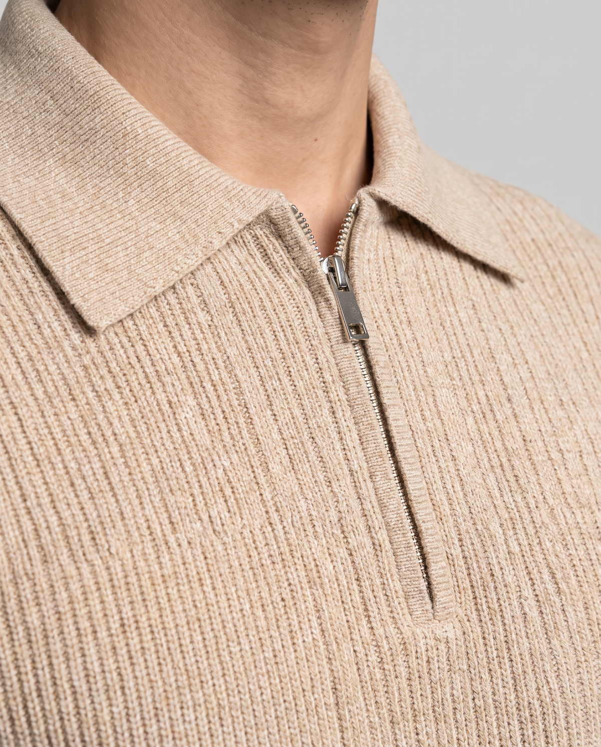 EAZEN Halfzip Polo – Sand – studio – model Thijs