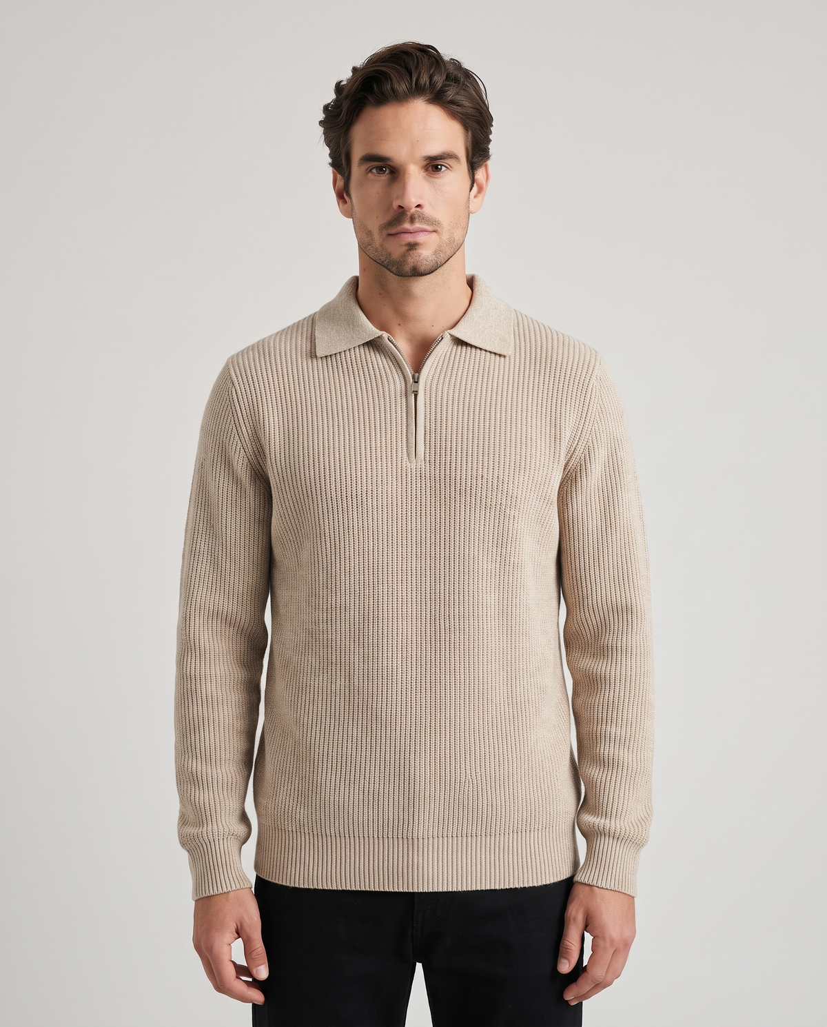 EAZEN Halfzip Polo – Sand – studio – model Thijs