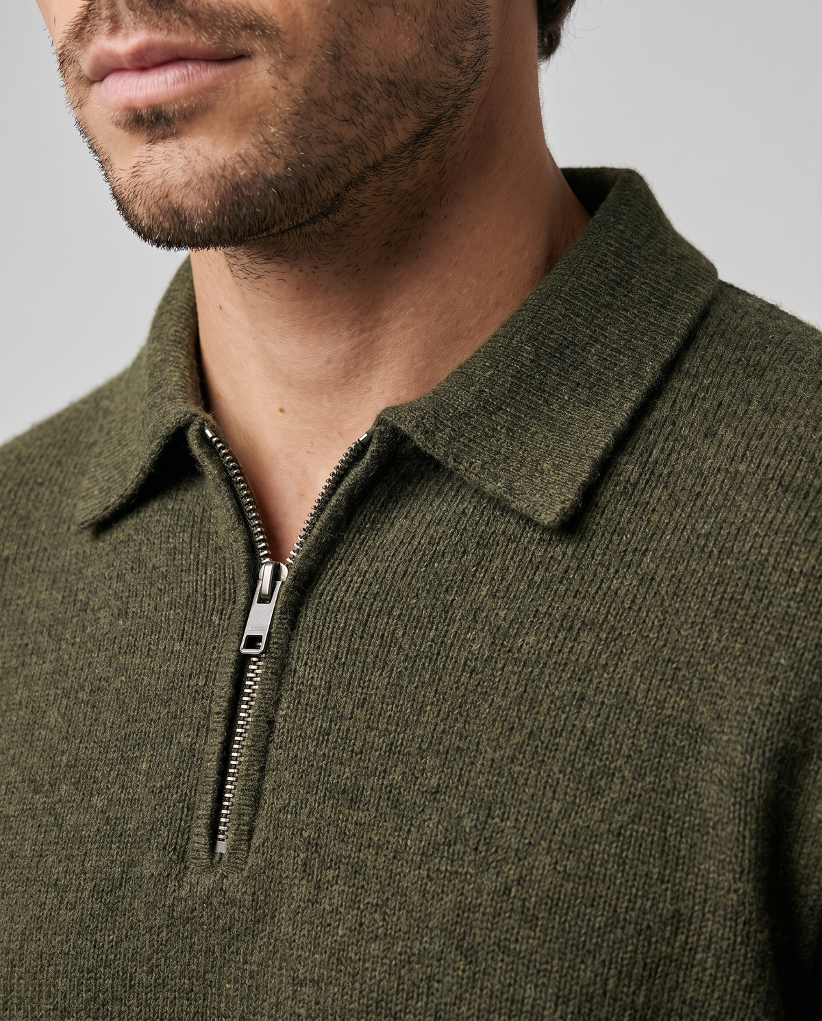 EAZEN Halfzip Polo – Olive – studio – model Thijs