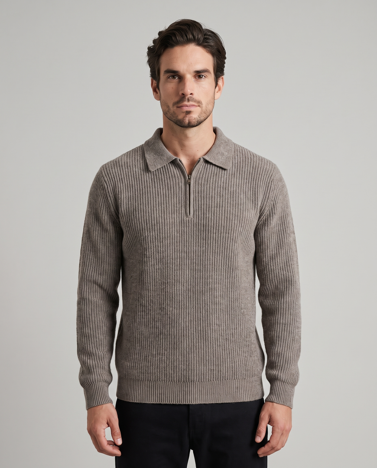 EAZEN Halfzip Polo – Taupe – studio – model Thijs