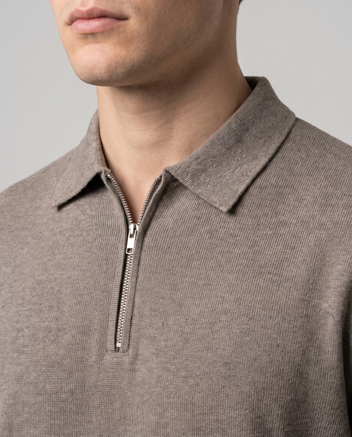 EAZEN Halfzip Polo – Taupe – studio – model Thijs