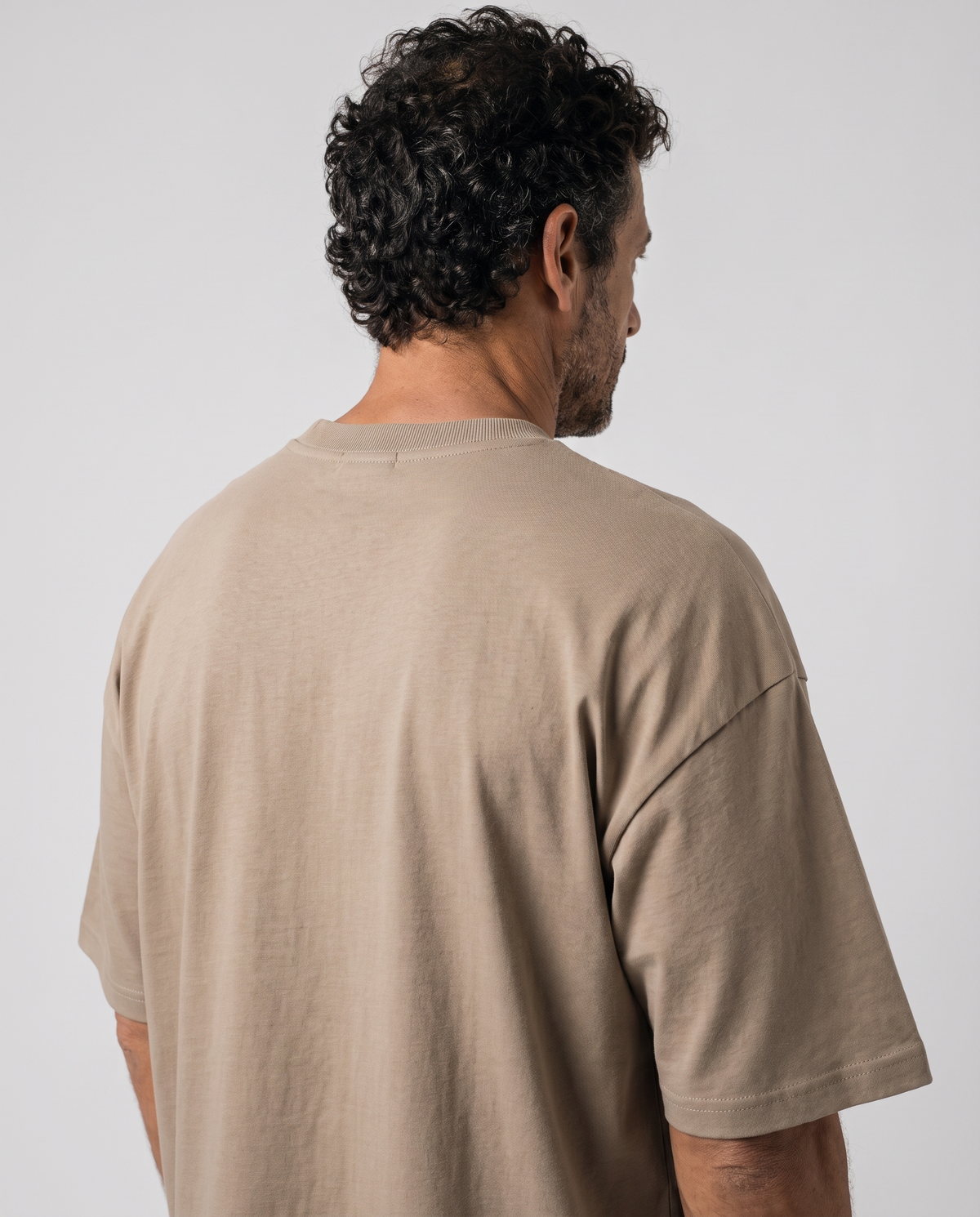 EAZEN Essential Tee – Sand – studio – model EAZEN-Vriend