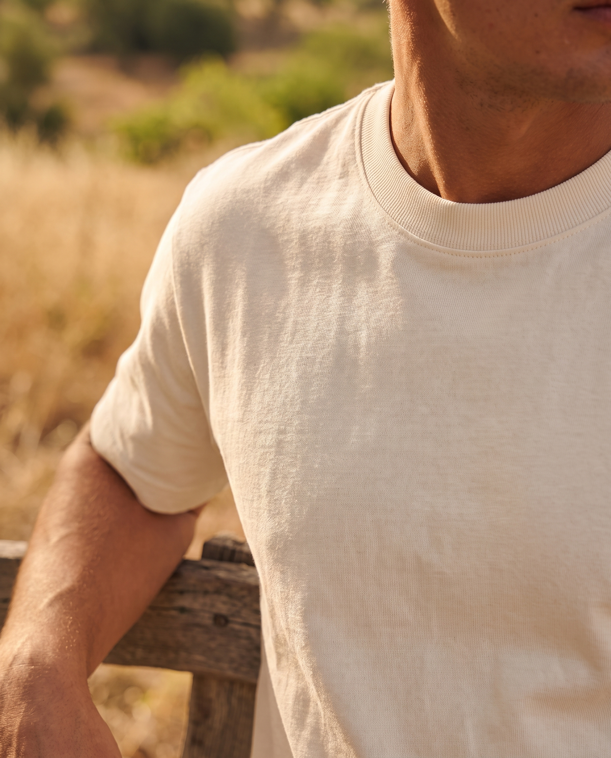 EAZEN Essential Tee – Off White – outdoor – model EAZEN-Vriend