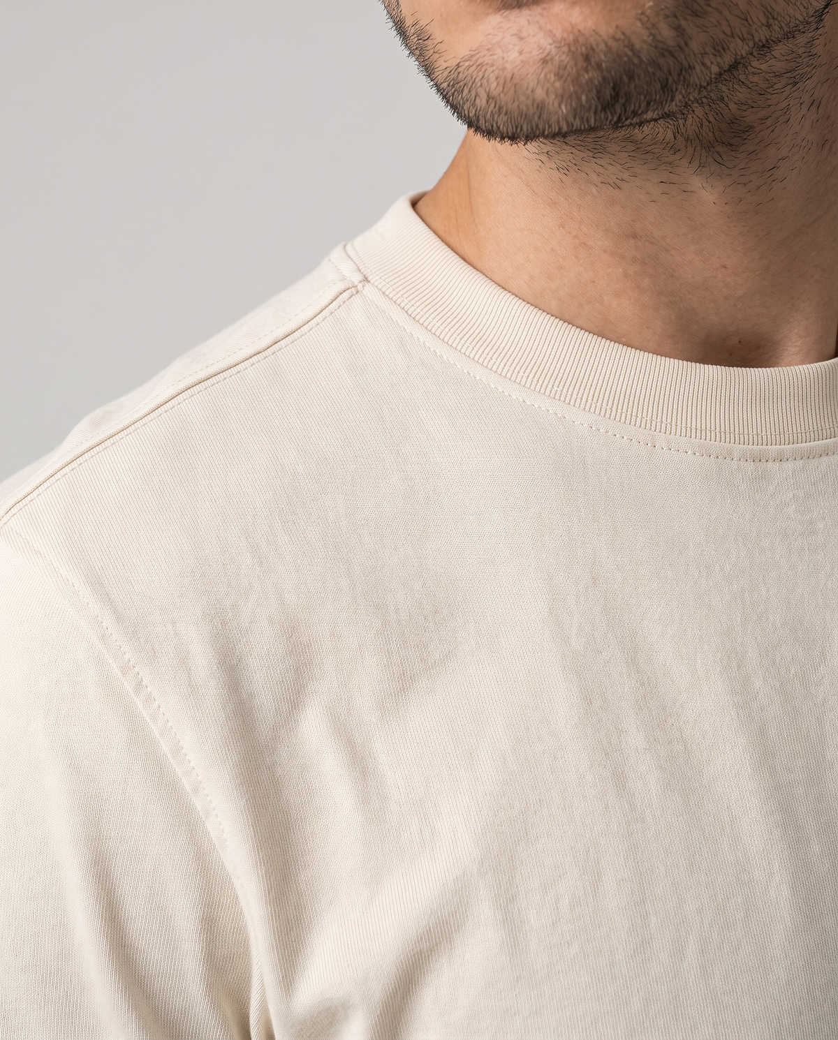 EAZEN Essential Tee – Off White – studio – model Thijs