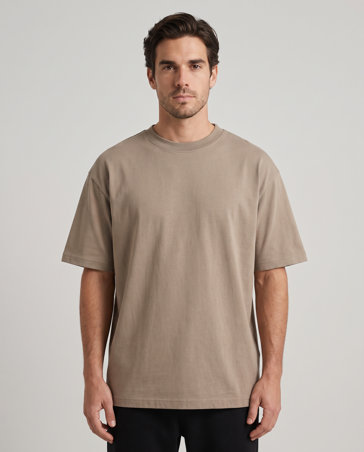 EAZEN Essential Tee – Sand – studio – model Thijs