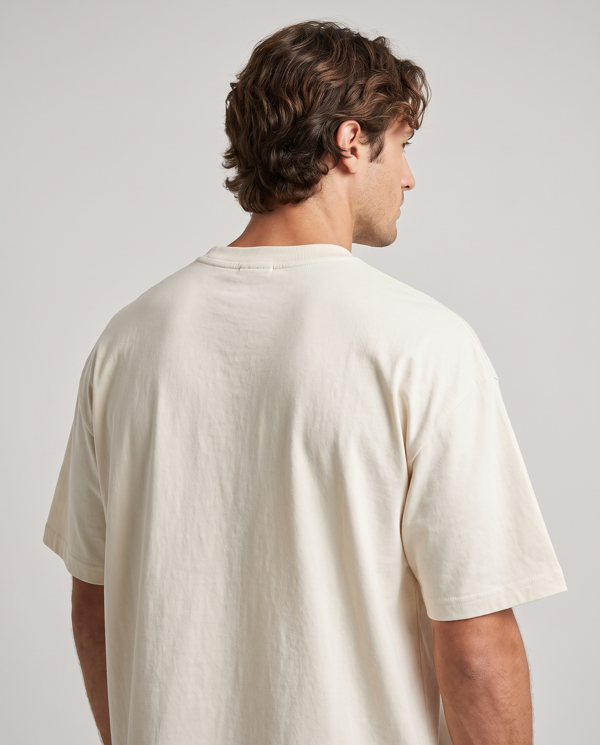 EAZEN Essential Tee – Off White – studio – model EAZEN-Vriend