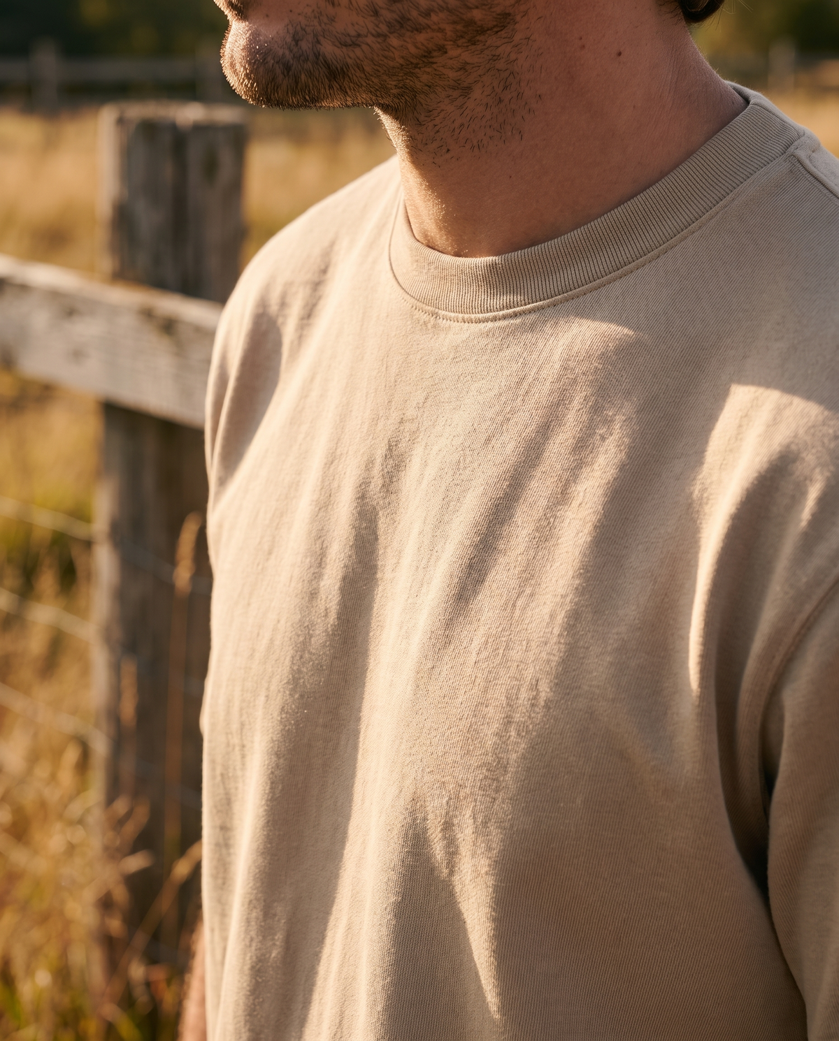 EAZEN Essential Tee – Sand – outdoor – model EAZEN-Vriend