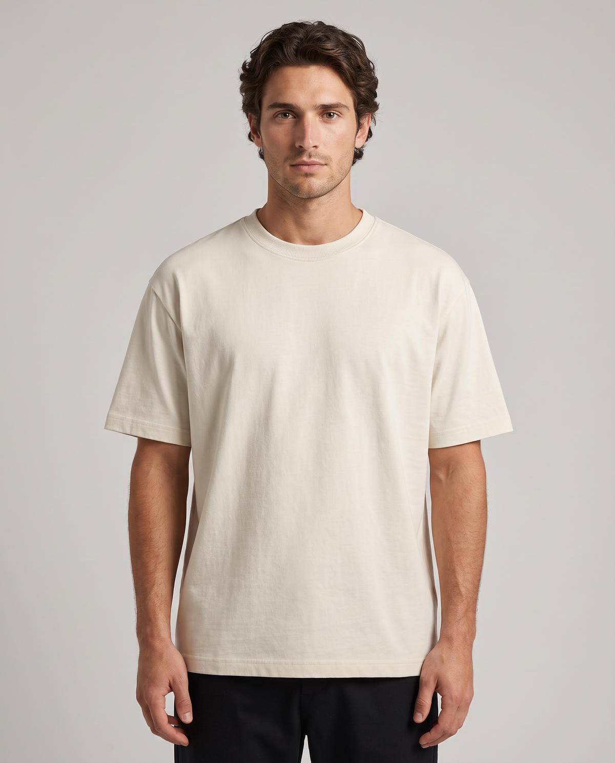 EAZEN Essential Tee – Off White – studio – model Thijs