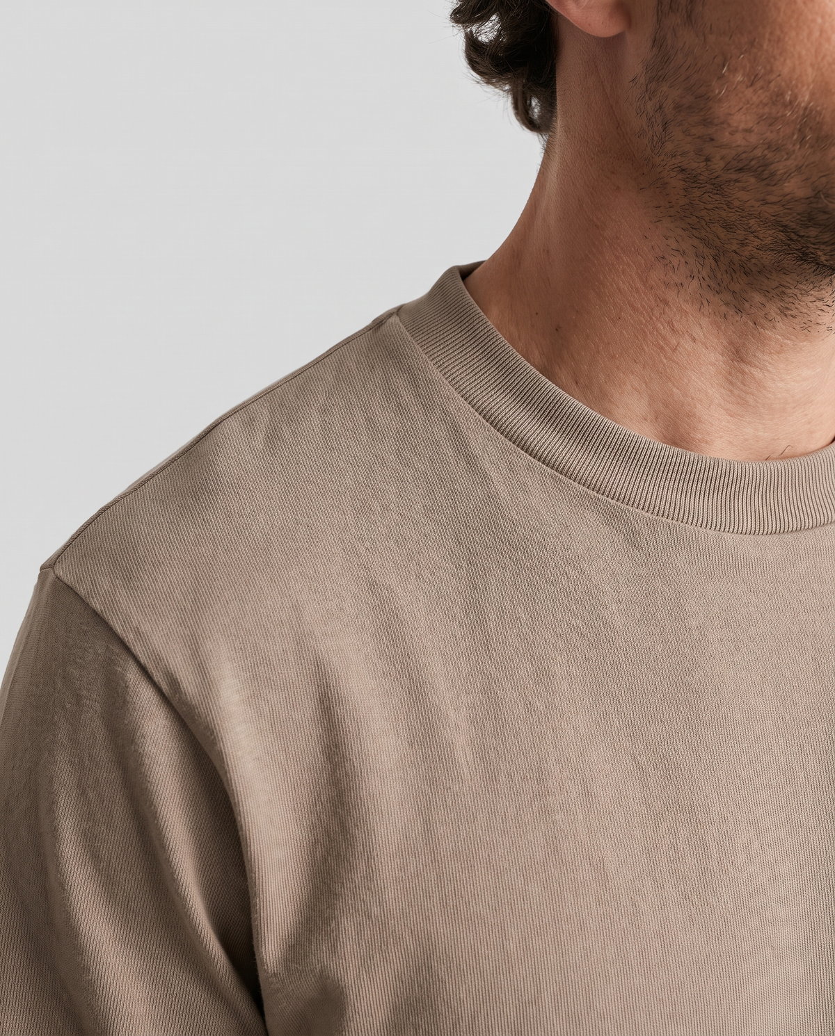EAZEN Essential Tee – Sand – studio – model Thijs