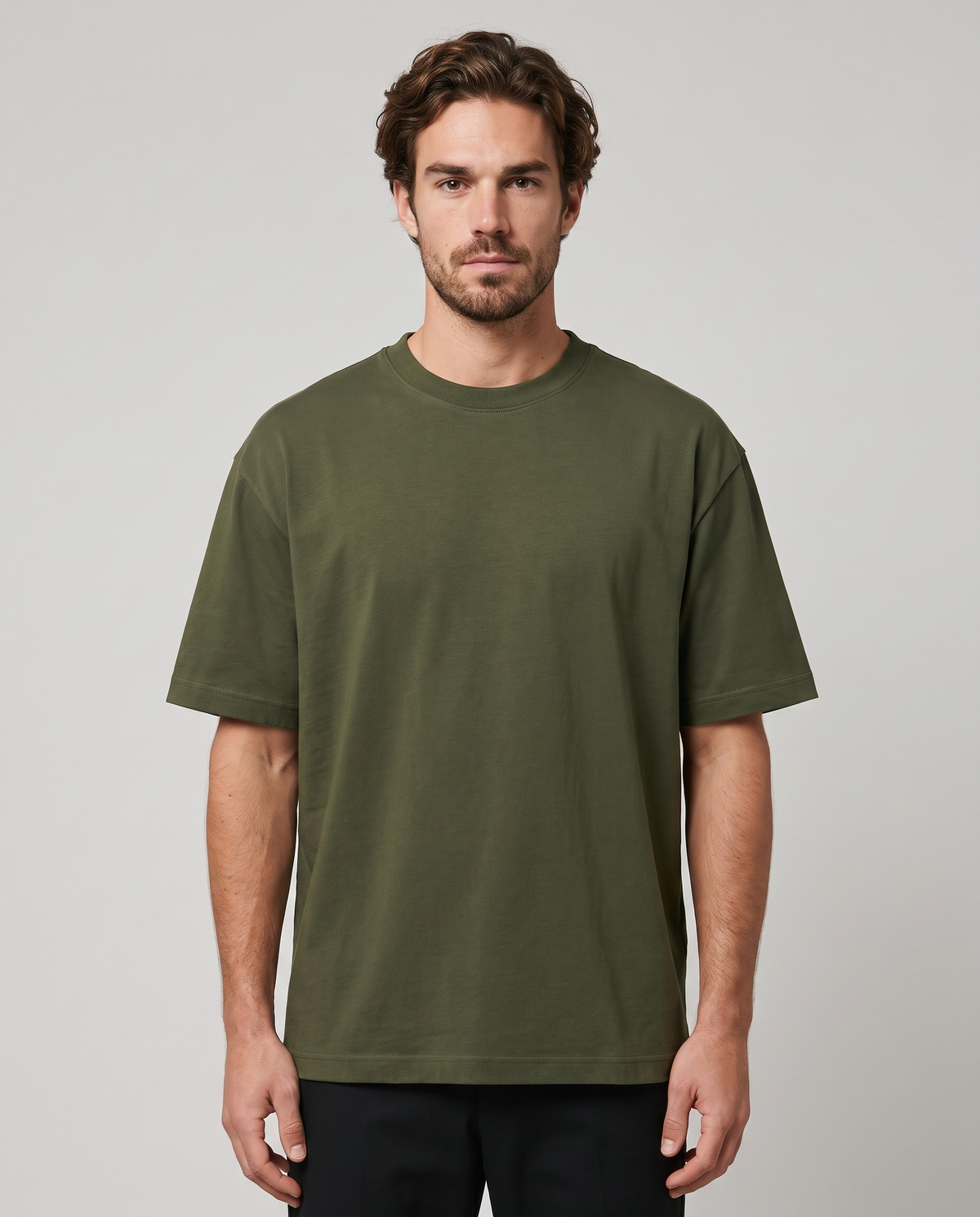EAZEN Essential Tee – Olive – studio – model Thijs