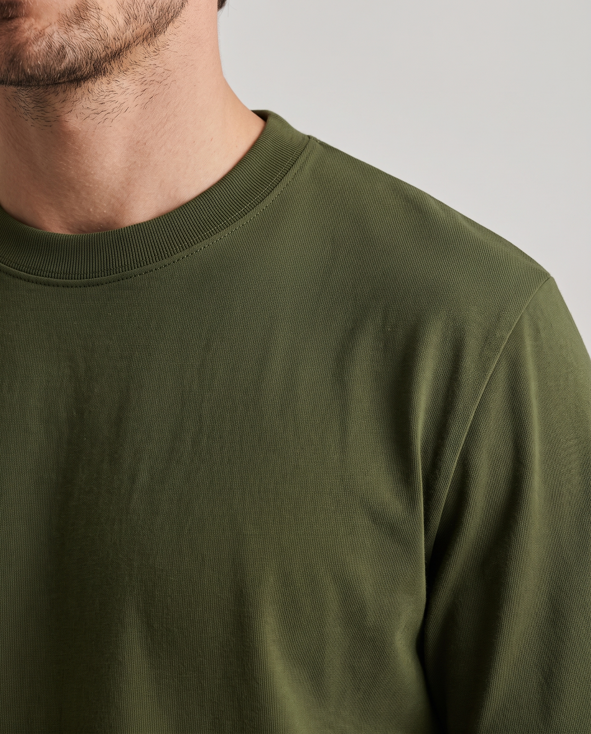 EAZEN Essential Tee – Olive – studio – model Thijs