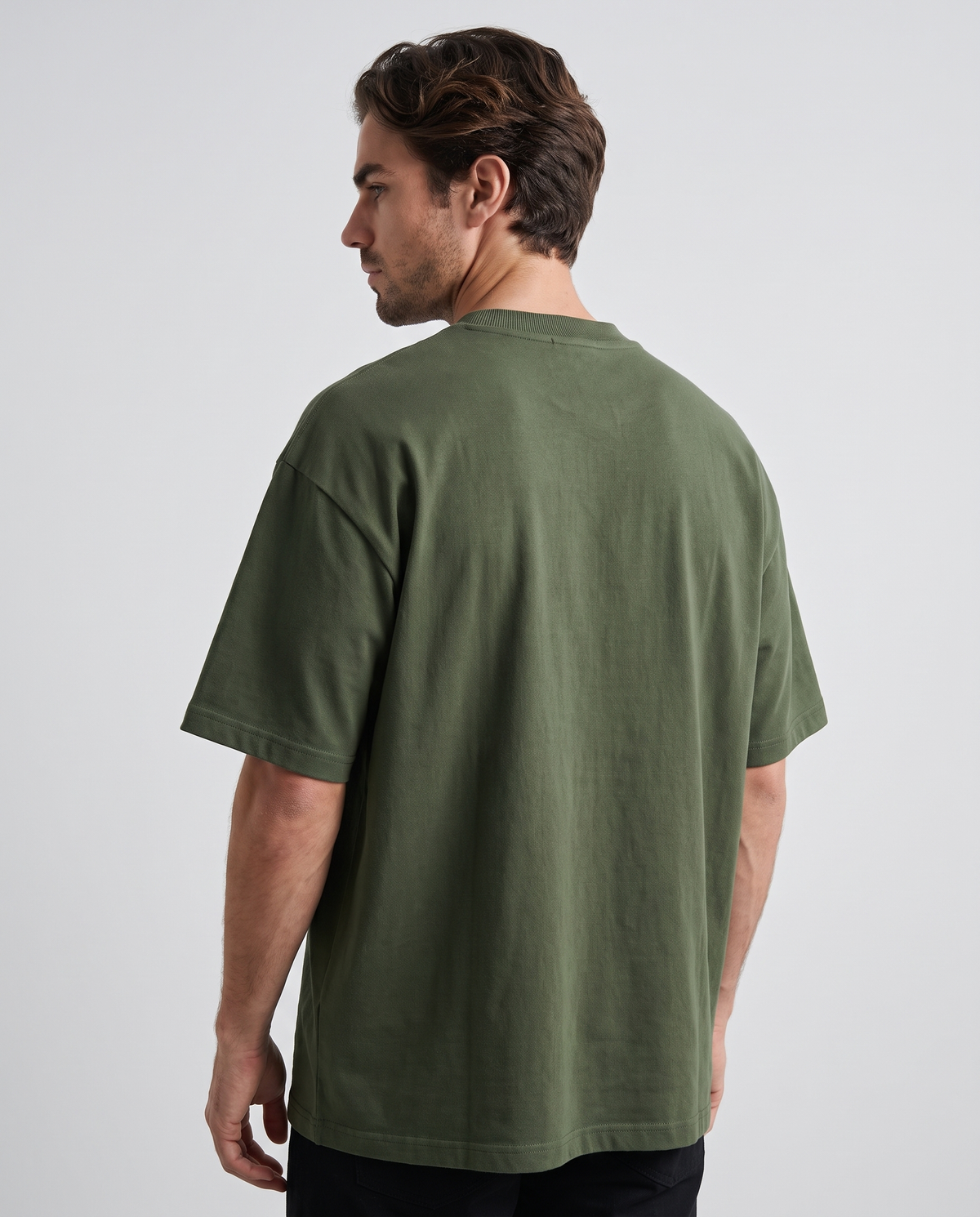 EAZEN Essential Tee – Olive – studio – model EAZEN-Vriend