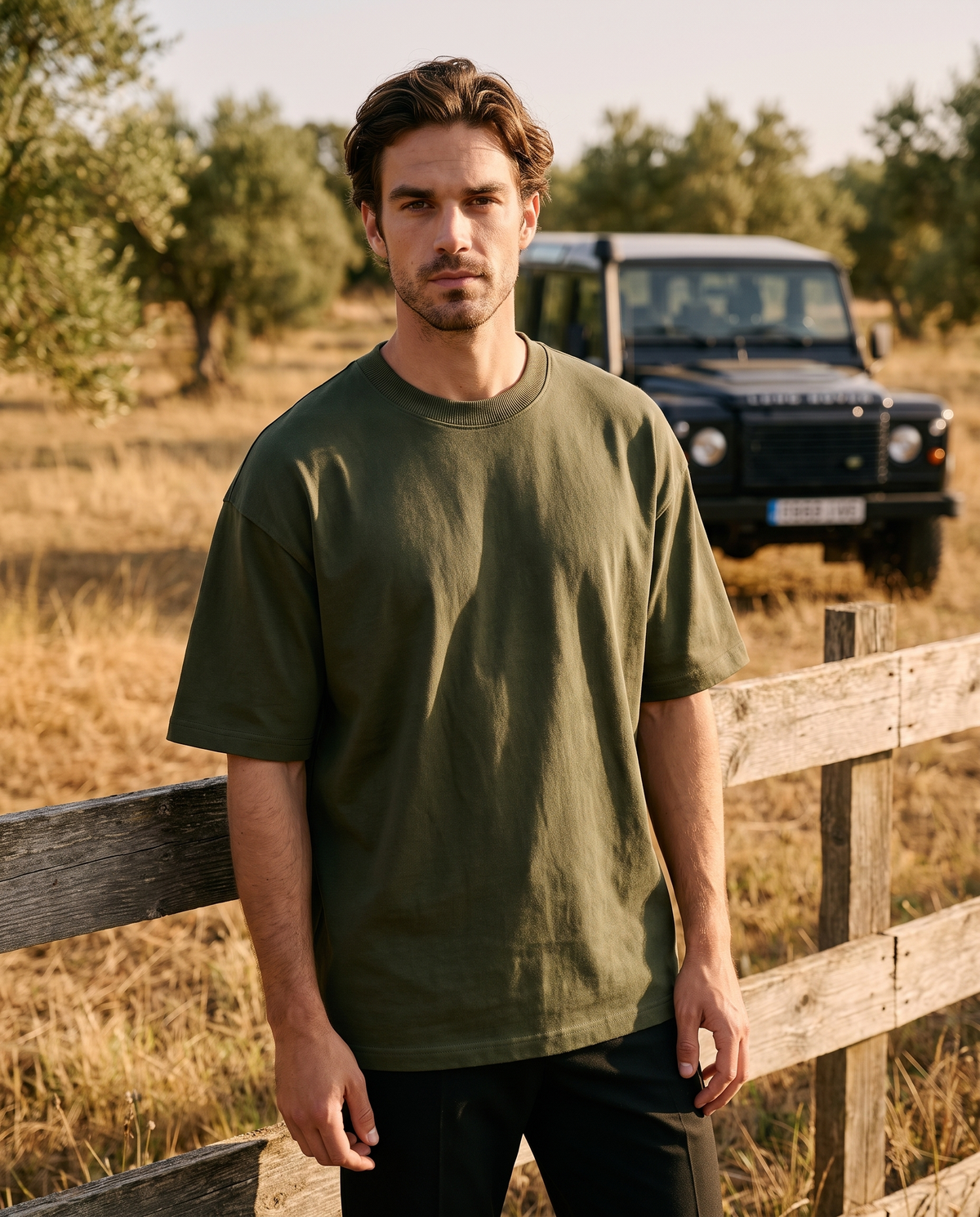 EAZEN Essential Tee – Olive – outdoor – model EAZEN-Vriend