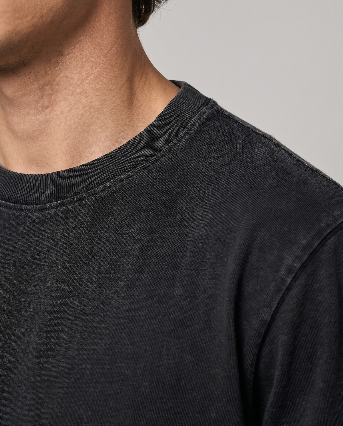 EAZEN Essential Tee – Washed Black – studio – model Thijs