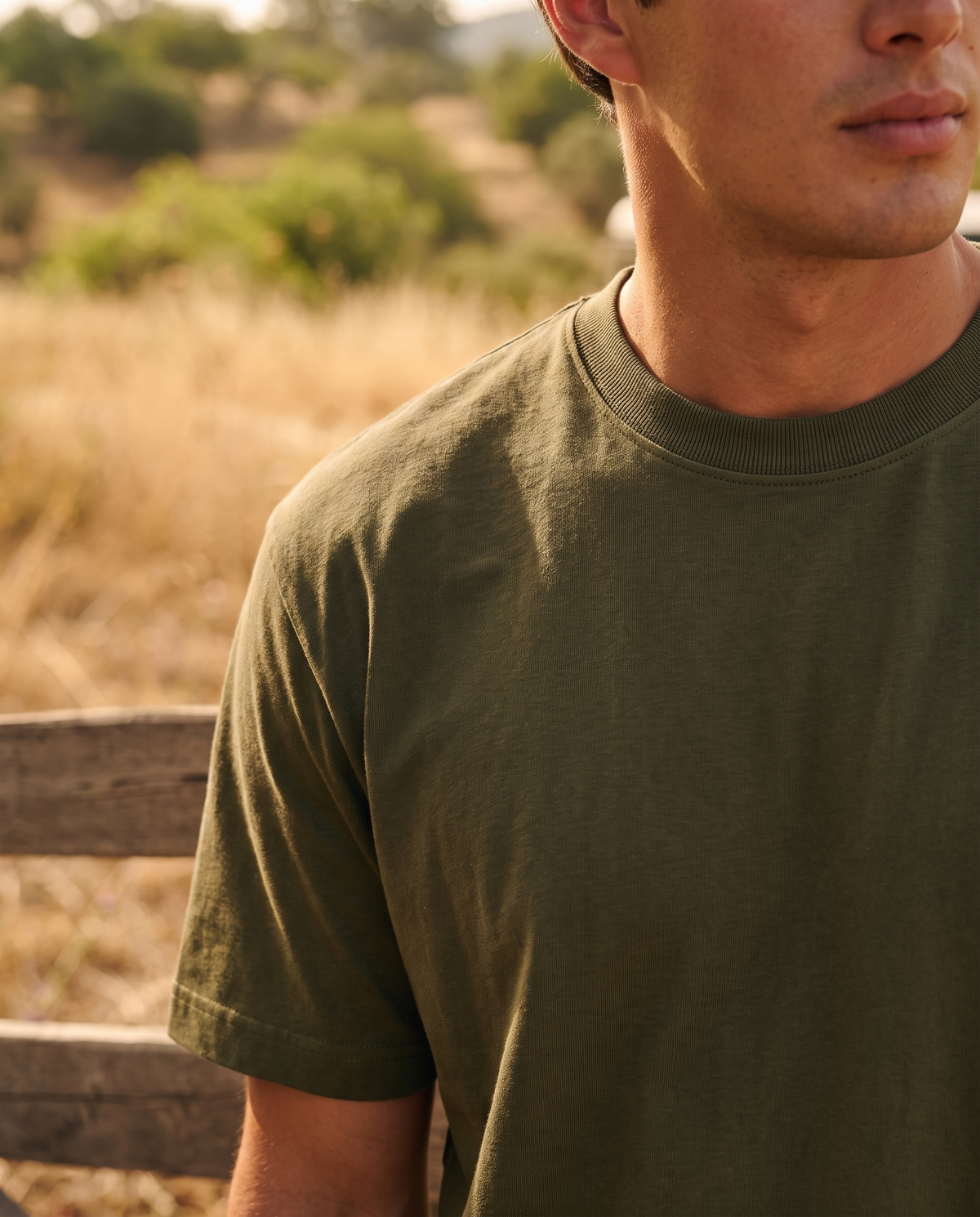 EAZEN Essential Tee – Olive – outdoor – model EAZEN-Vriend