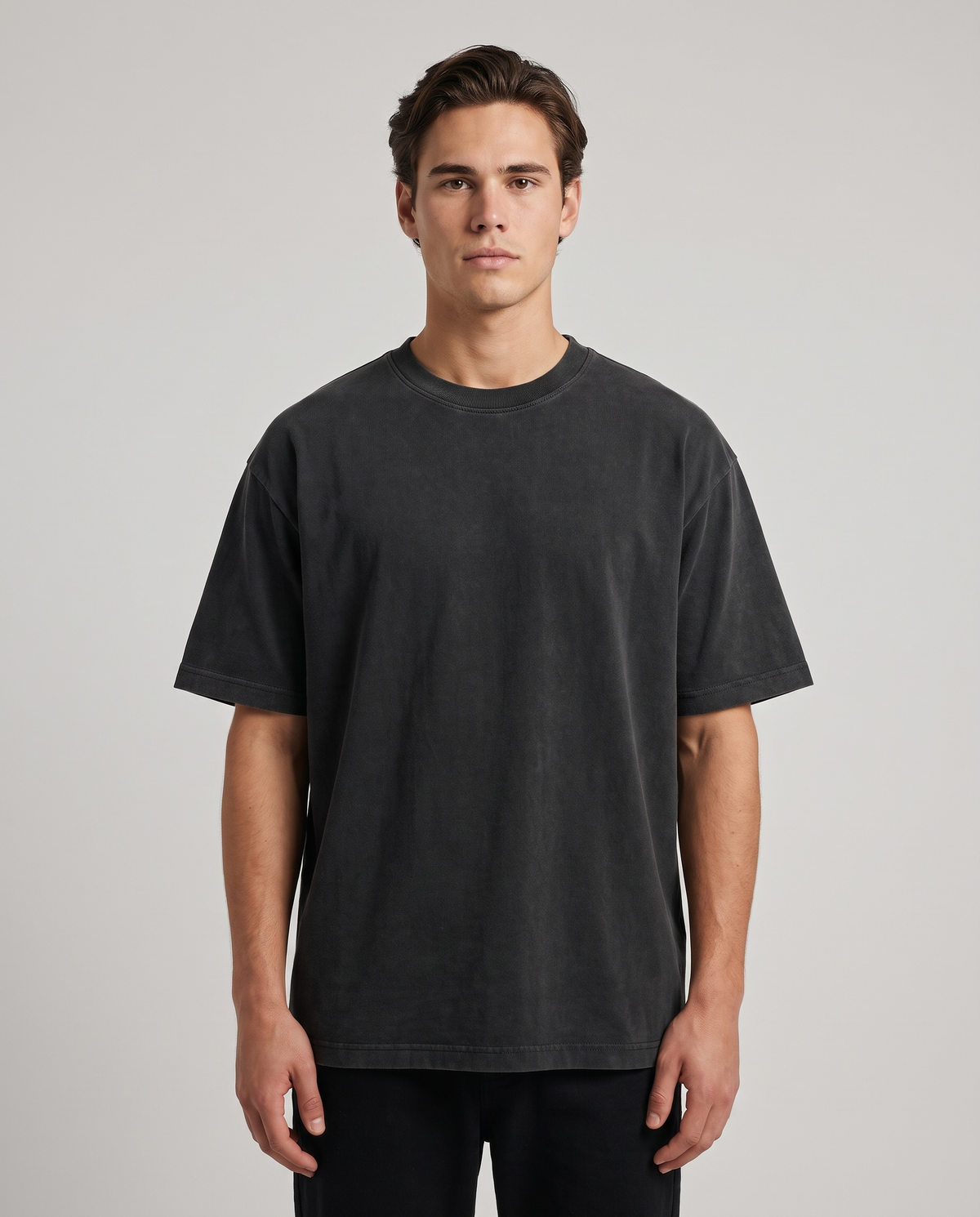 EAZEN Essential Tee – Washed Black – studio – model Thijs