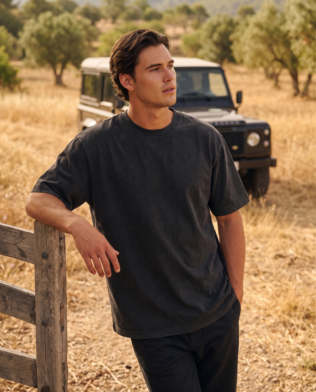 EAZEN Essential Tee – Washed Black – outdoor – model Thijs